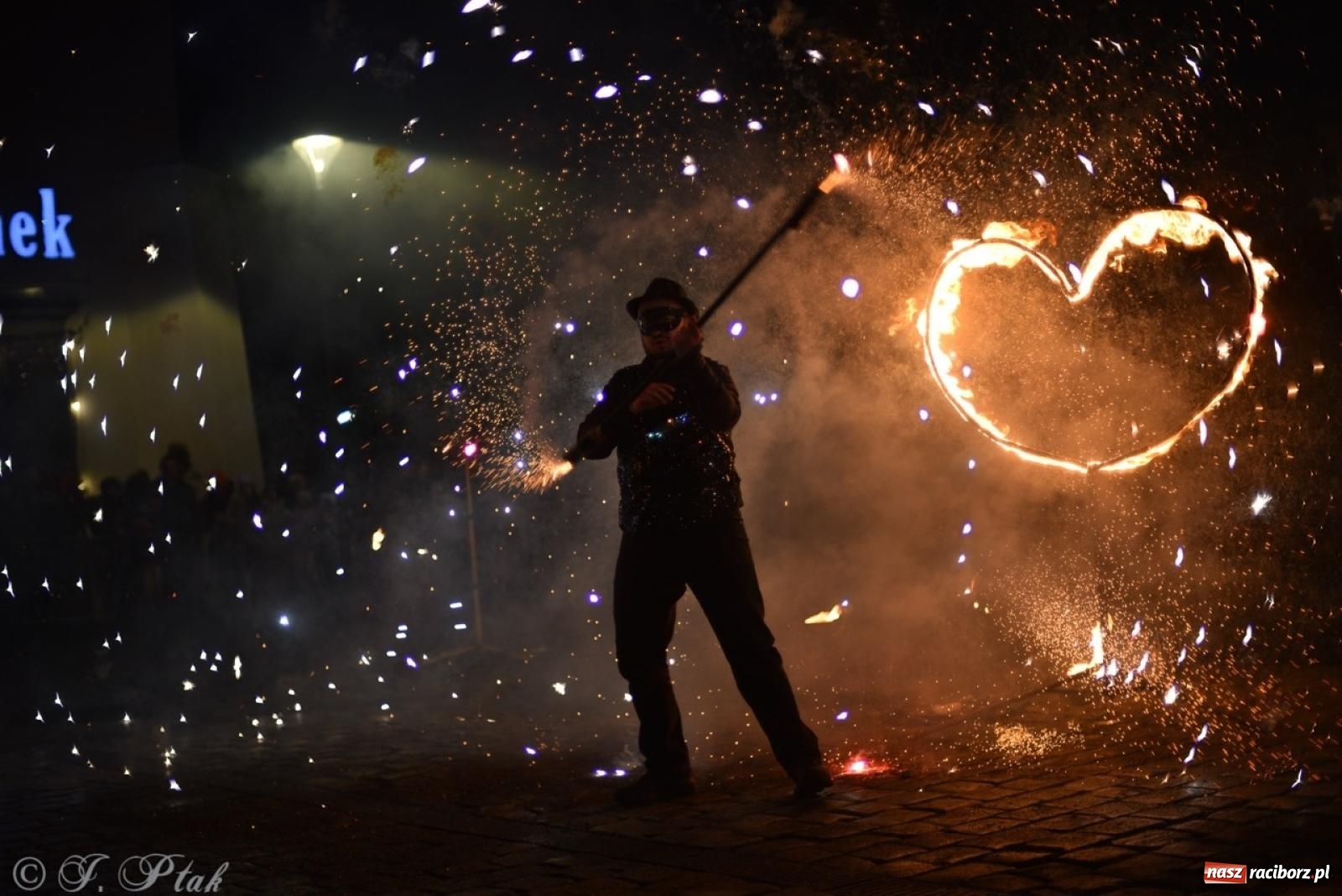 Zdjęcie w galerii na portalu naszraciborz.pl: Enigma z Zawiercia zachwyciła na Raciborskim Finale WOŚP [FOTO i WIDEO] wiadomości z regionu