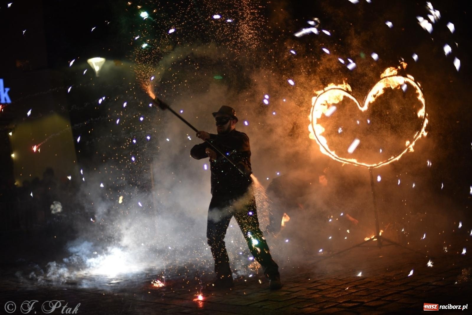 Zdjęcie w galerii na portalu naszraciborz.pl: Enigma z Zawiercia zachwyciła na Raciborskim Finale WOŚP [FOTO i WIDEO] wiadomości z regionu