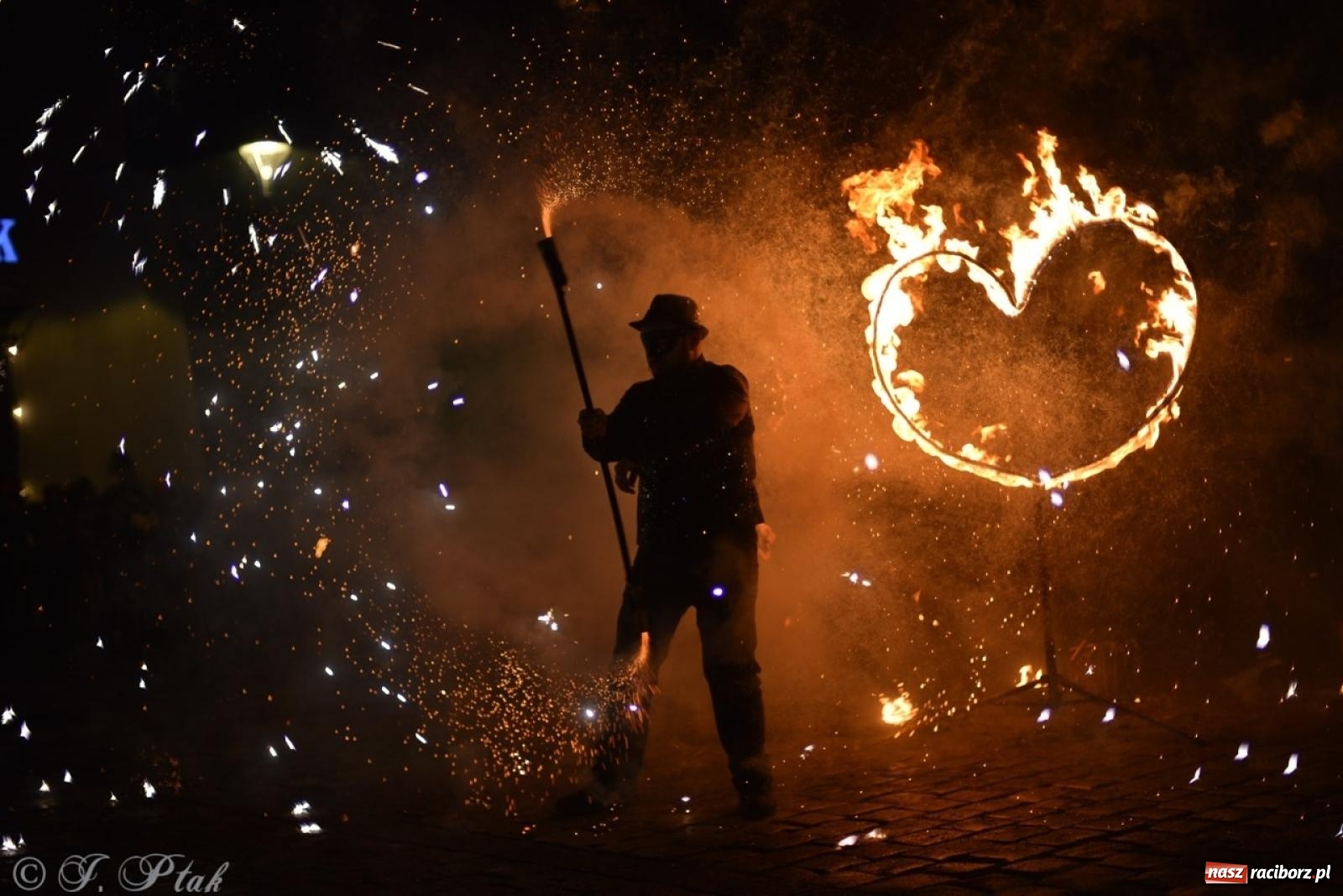 Zdjęcie w galerii na portalu naszraciborz.pl: Enigma z Zawiercia zachwyciła na Raciborskim Finale WOŚP [FOTO i WIDEO] wiadomości z regionu