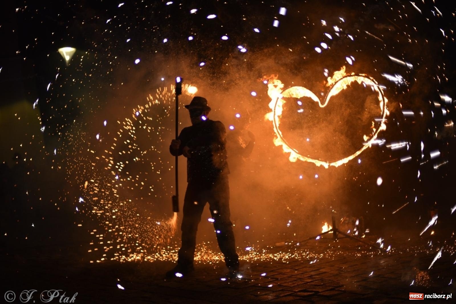 Zdjęcie w galerii na portalu naszraciborz.pl: Enigma z Zawiercia zachwyciła na Raciborskim Finale WOŚP [FOTO i WIDEO] wiadomości z regionu
