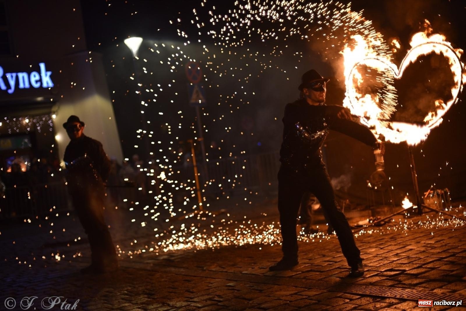 Zdjęcie w galerii na portalu naszraciborz.pl: Enigma z Zawiercia zachwyciła na Raciborskim Finale WOŚP [FOTO i WIDEO] wiadomości z regionu
