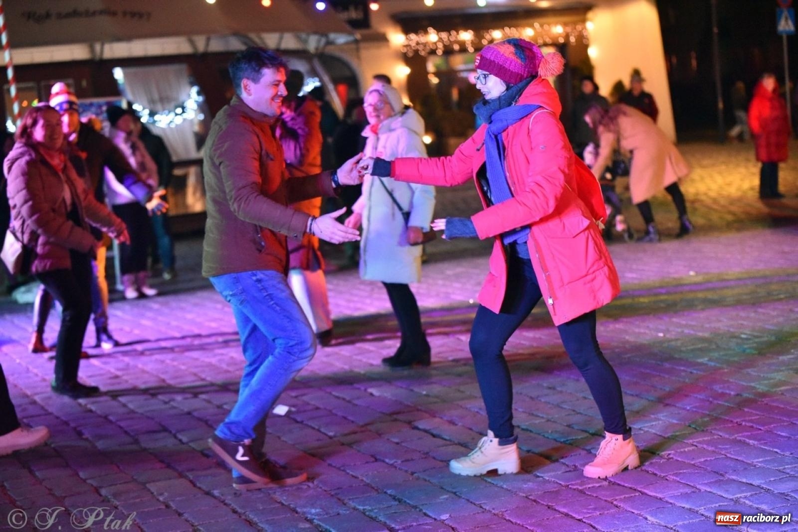 Zdjęcie w galerii na portalu naszraciborz.pl: Znów idziemy na rekord! WOŚP w Raciborzu zebrała już ponad 210 tys. zł [FOTO i WIDEO] wiadomości z regionu