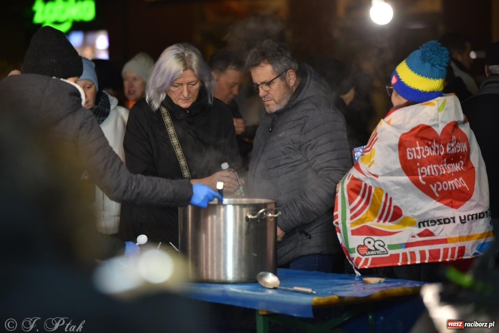 Zdjęcie w galerii na portalu naszraciborz.pl: Znów idziemy na rekord! WOŚP w Raciborzu zebrała już ponad 210 tys. zł [FOTO i WIDEO] wiadomości z regionu