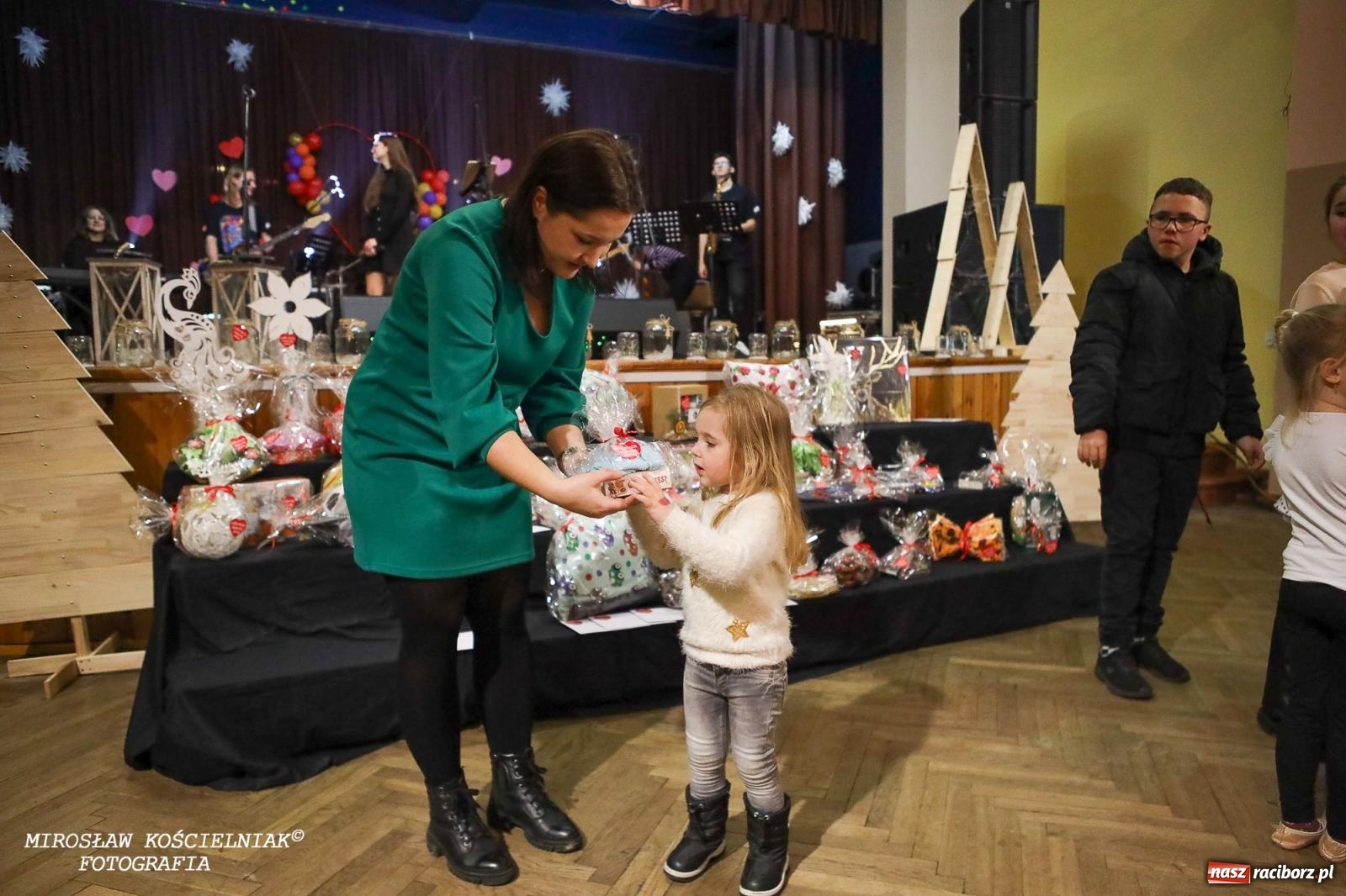Zdjęcie w galerii na portalu naszraciborz.pl: Za nami 33. Finał WOŚP w Krzanowicach. Pomoc, zaangażowanie i wielkie serca mieszkańców! [FOTO i WIDEO] wiadomości z regionu