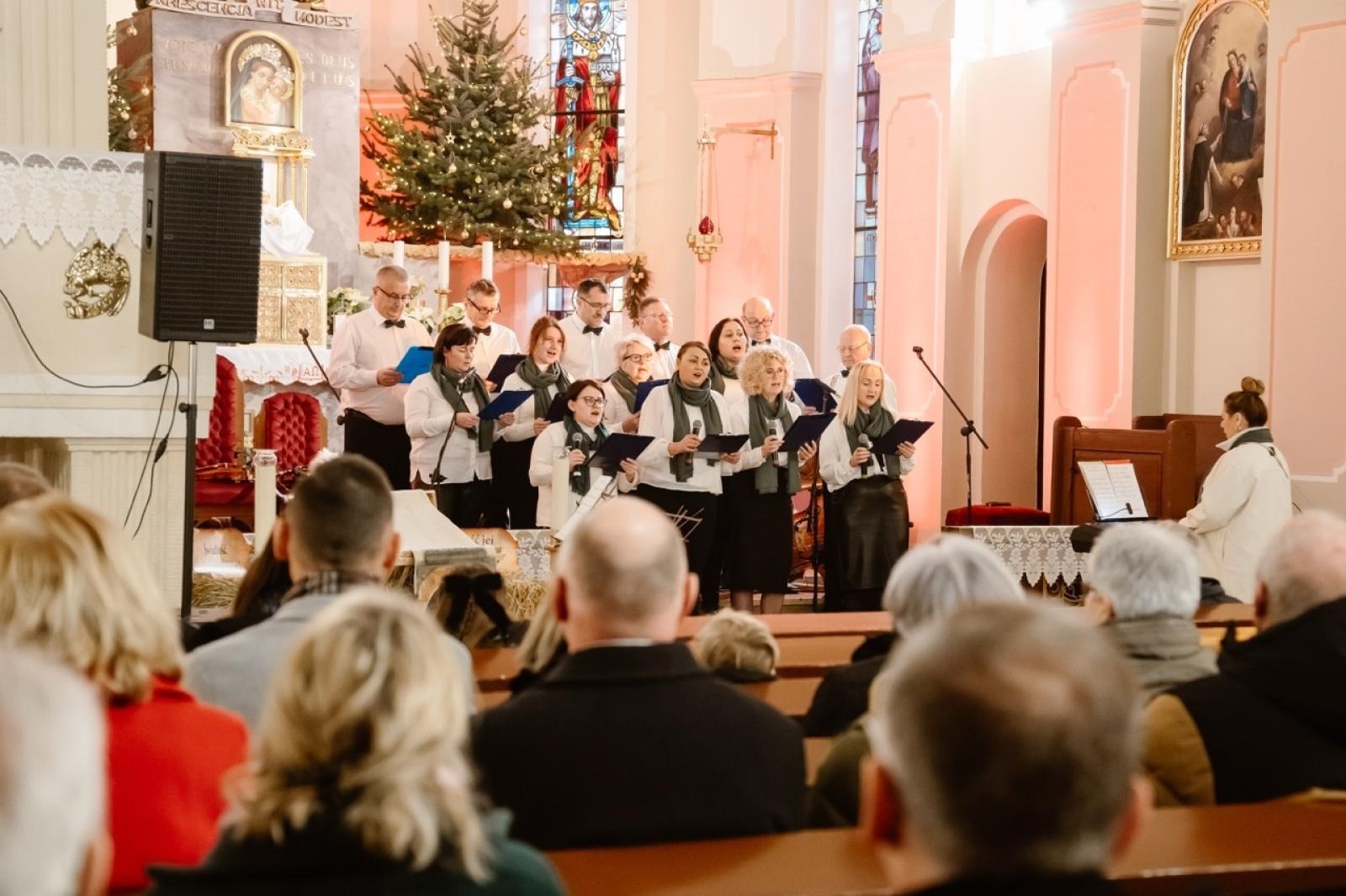 Zdjęcie w galerii na portalu naszraciborz.pl: Przegląd Kolęd w Pietrowicach Wielkich – wspólne kolędowanie z góralami w sercu gminy wiadomości z regionu