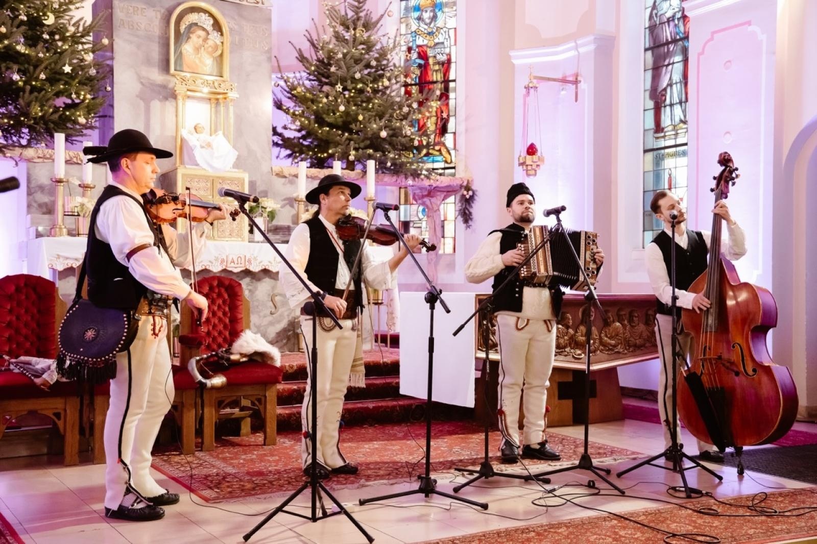 Zdjęcie w galerii na portalu naszraciborz.pl: Przegląd Kolęd w Pietrowicach Wielkich – wspólne kolędowanie z góralami w sercu gminy wiadomości z regionu