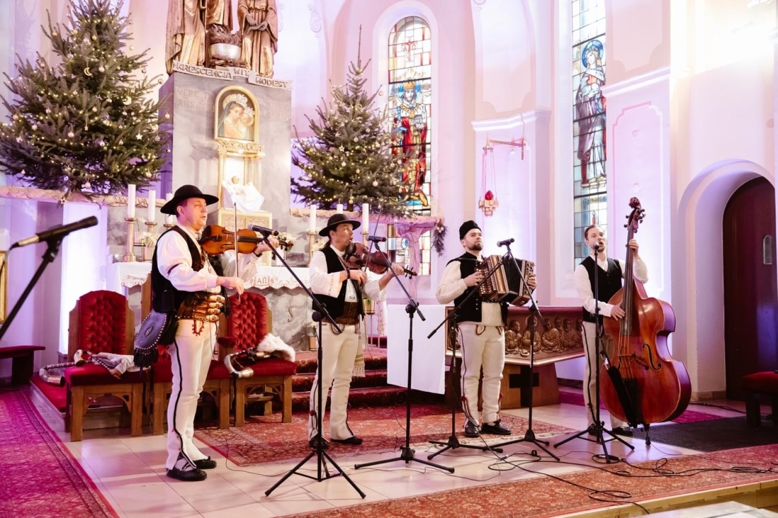 Zdjęcie w galerii na portalu naszraciborz.pl: Przegląd Kolęd w Pietrowicach Wielkich – wspólne kolędowanie z góralami w sercu gminy wiadomości z regionu