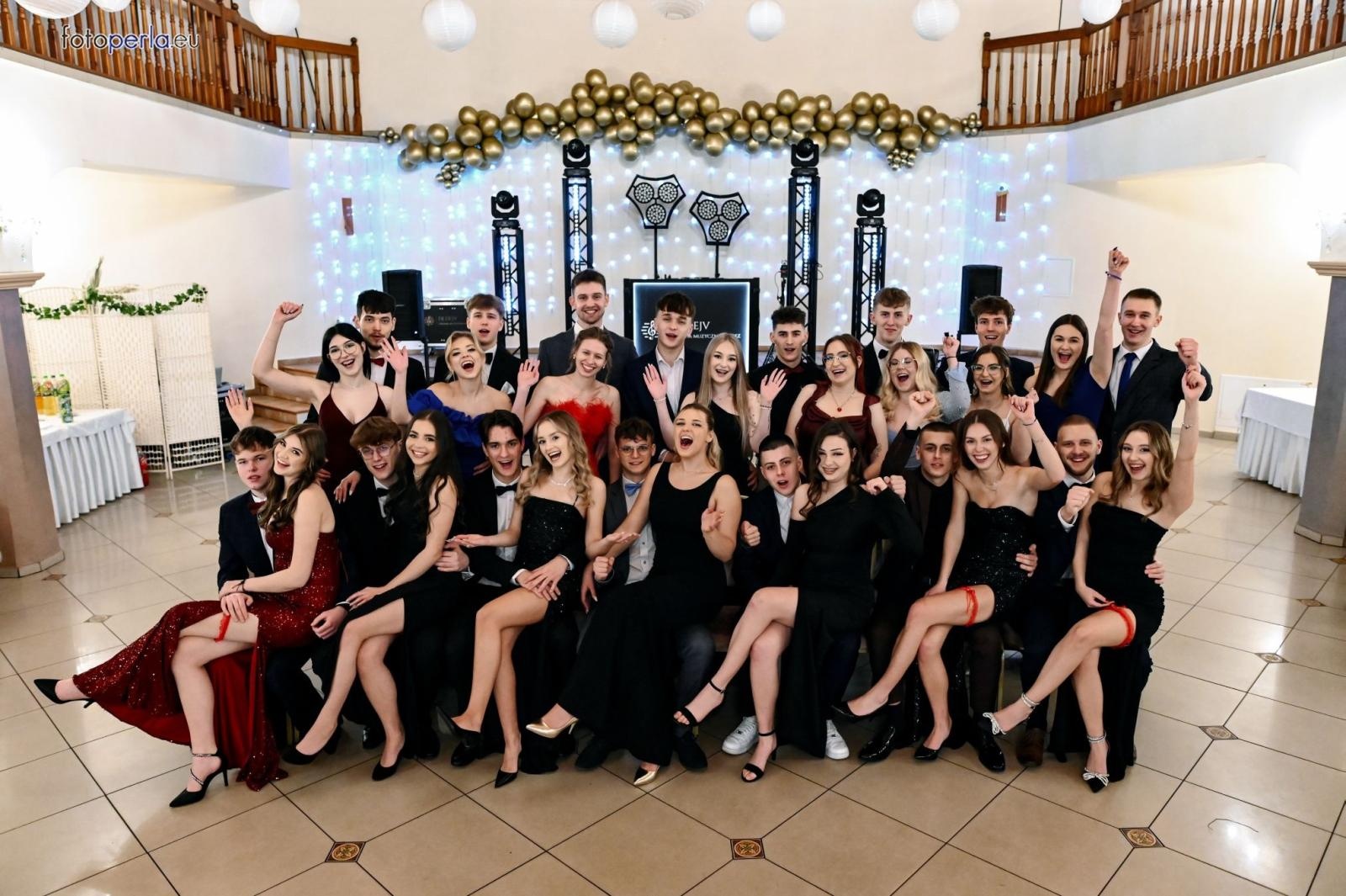 Zdjęcie w galerii na portalu naszraciborz.pl: Niezapomniany bal studniówkowy Ekonomika w Rogowie [FOTO i WIDEO] wiadomości z regionu