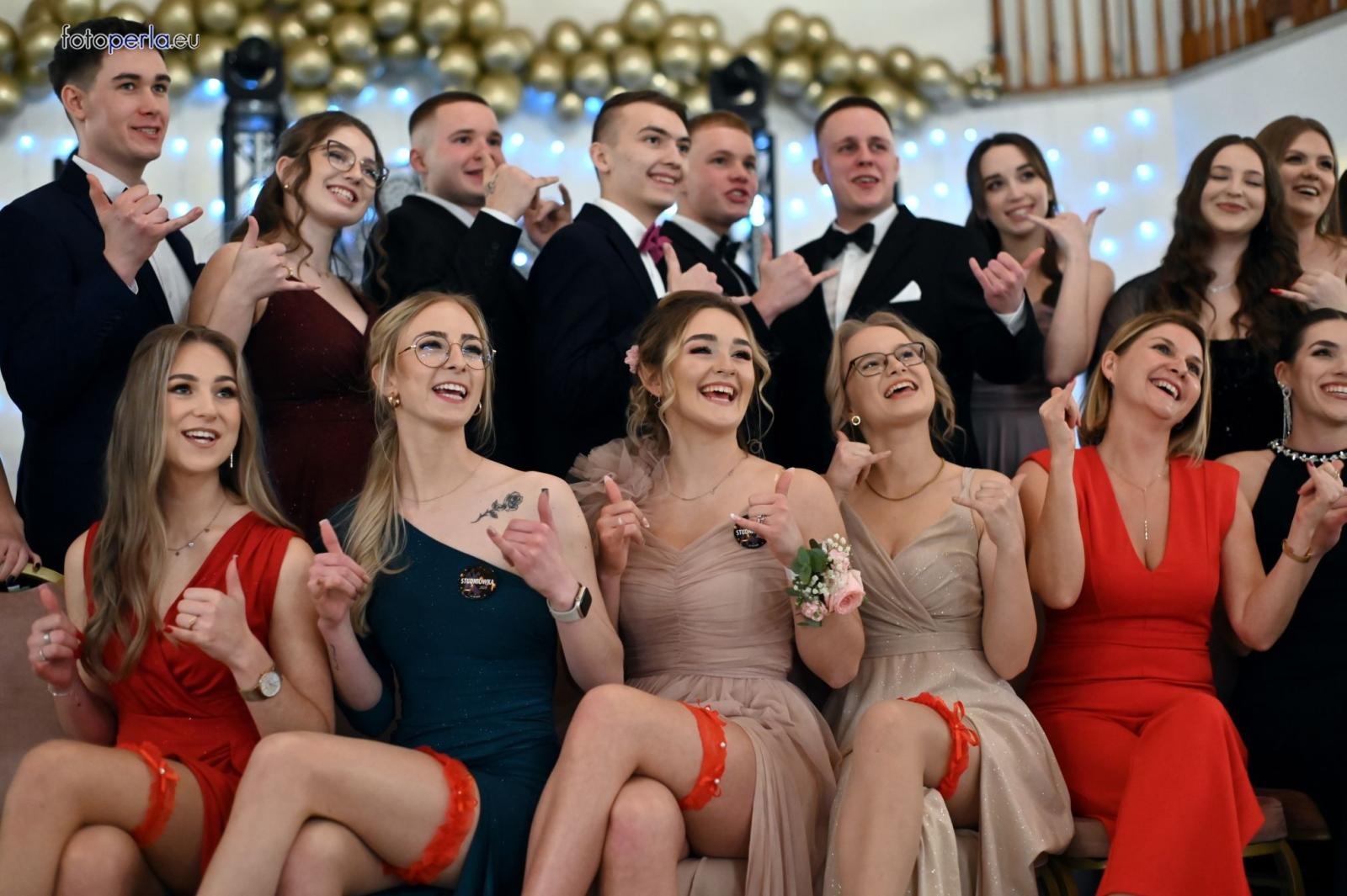 Zdjęcie w galerii na portalu naszraciborz.pl: Niezapomniany bal studniówkowy Ekonomika w Rogowie [FOTO i WIDEO] wiadomości z regionu