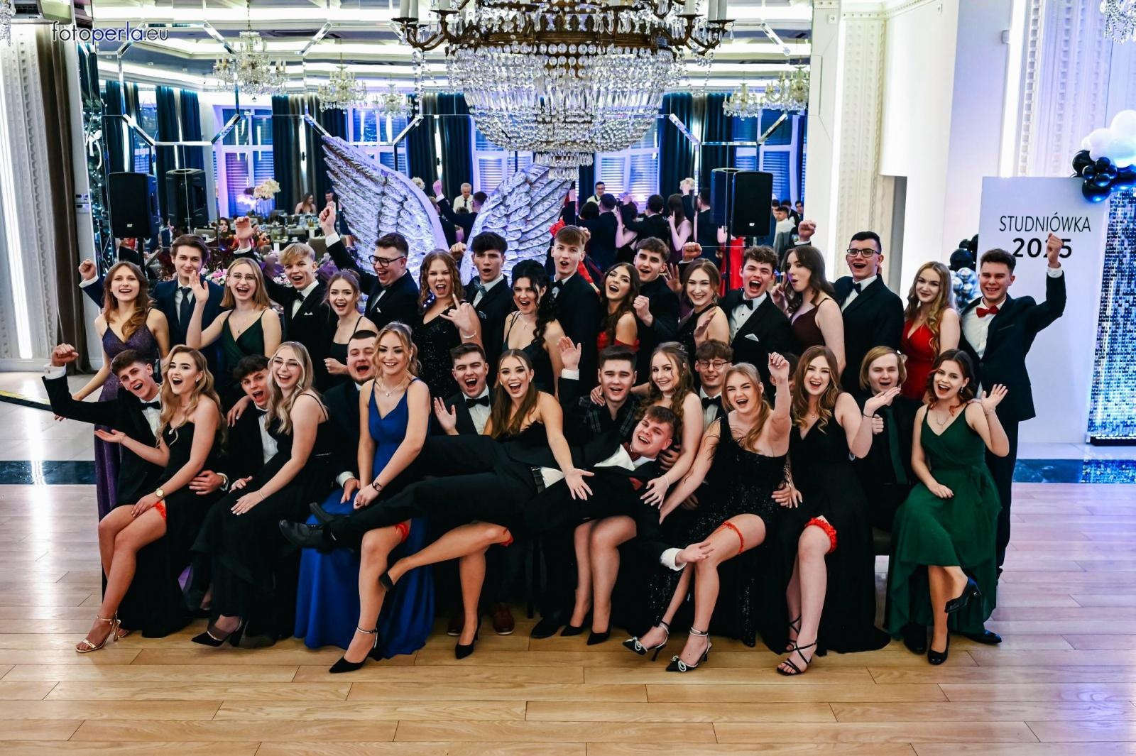 Zdjęcie w galerii na portalu naszraciborz.pl: Szampańska zabawa CKZiU nr 1 na studniówce w Rege w Bieńkowicach [FOTO i WIDEO] wiadomości z regionu