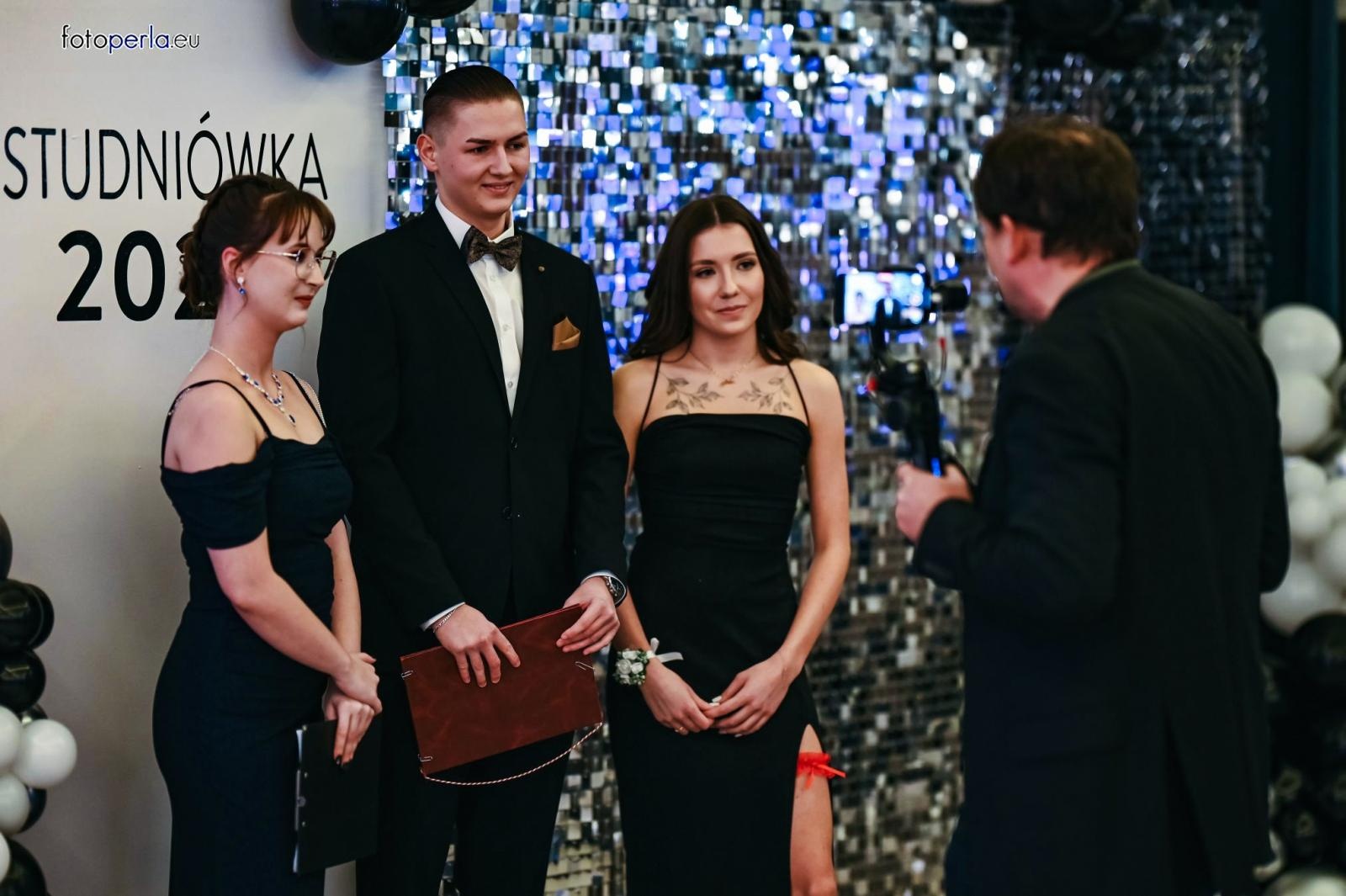 Zdjęcie w galerii na portalu naszraciborz.pl: Szampańska zabawa CKZiU nr 1 na studniówce w Rege w Bieńkowicach [FOTO i WIDEO] wiadomości z regionu