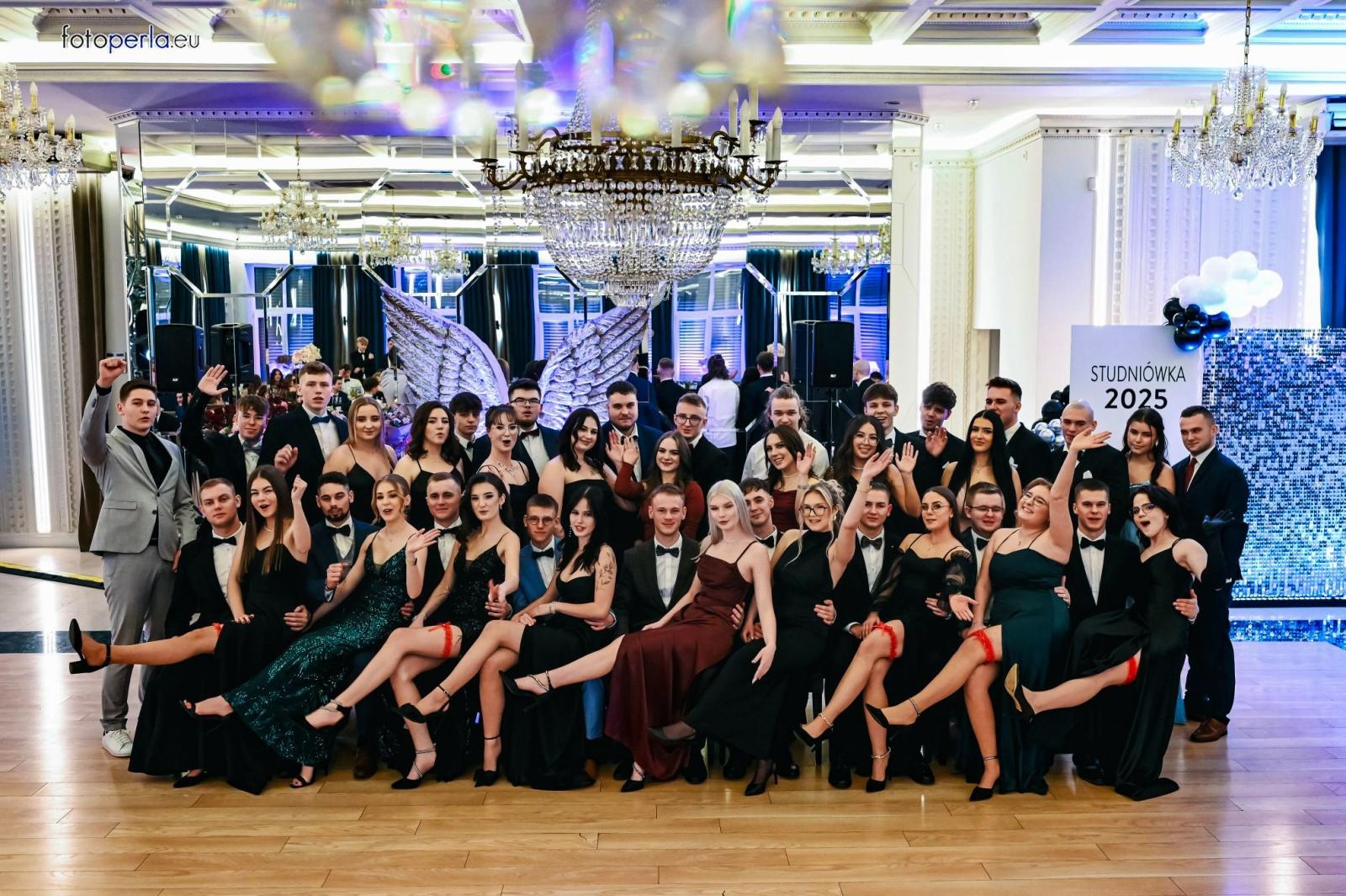 Zdjęcie w galerii na portalu naszraciborz.pl: Szampańska zabawa CKZiU nr 1 na studniówce w Rege w Bieńkowicach [FOTO i WIDEO] wiadomości z regionu