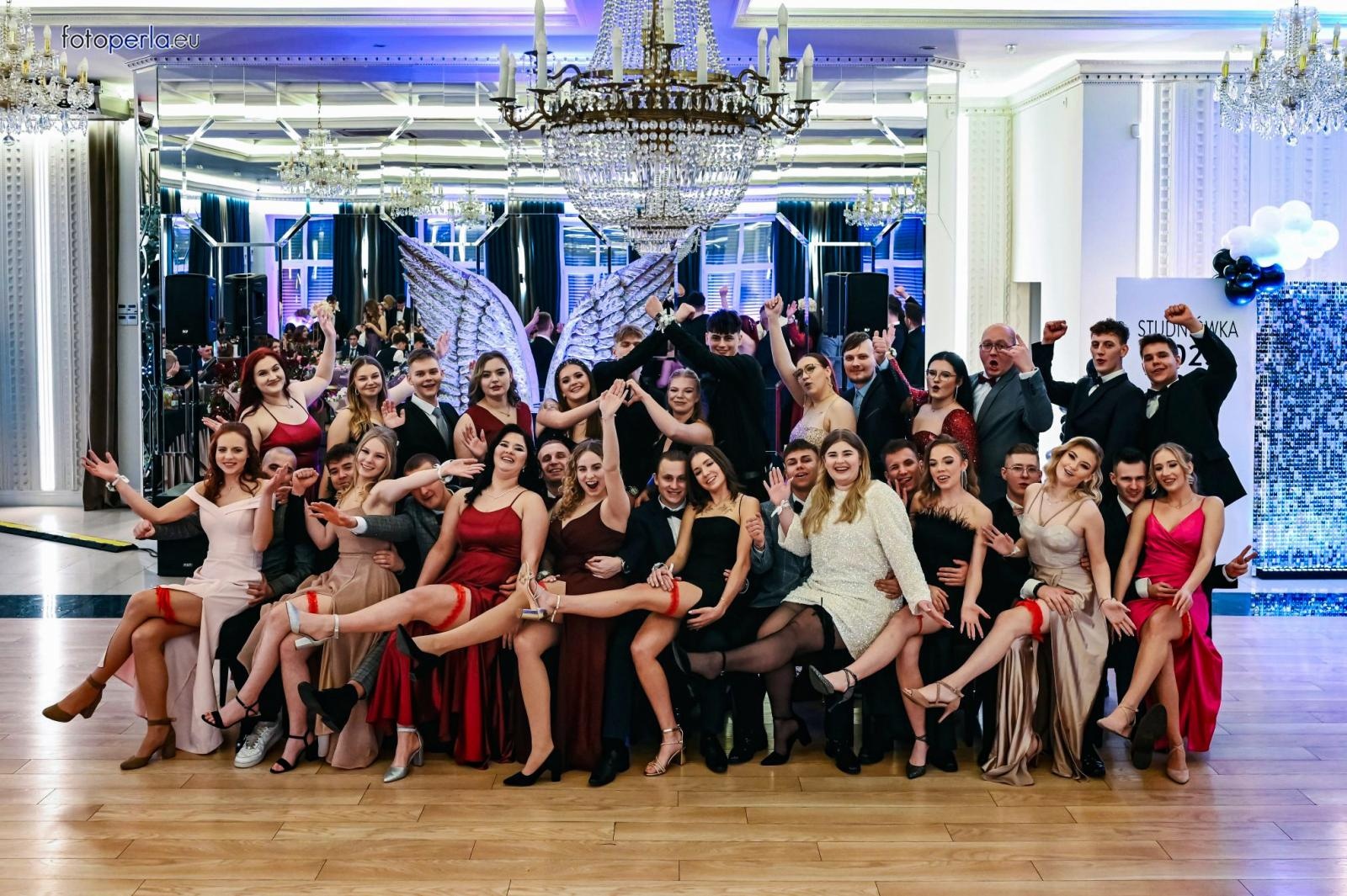 Zdjęcie w galerii na portalu naszraciborz.pl: Szampańska zabawa CKZiU nr 1 na studniówce w Rege w Bieńkowicach [FOTO i WIDEO] wiadomości z regionu