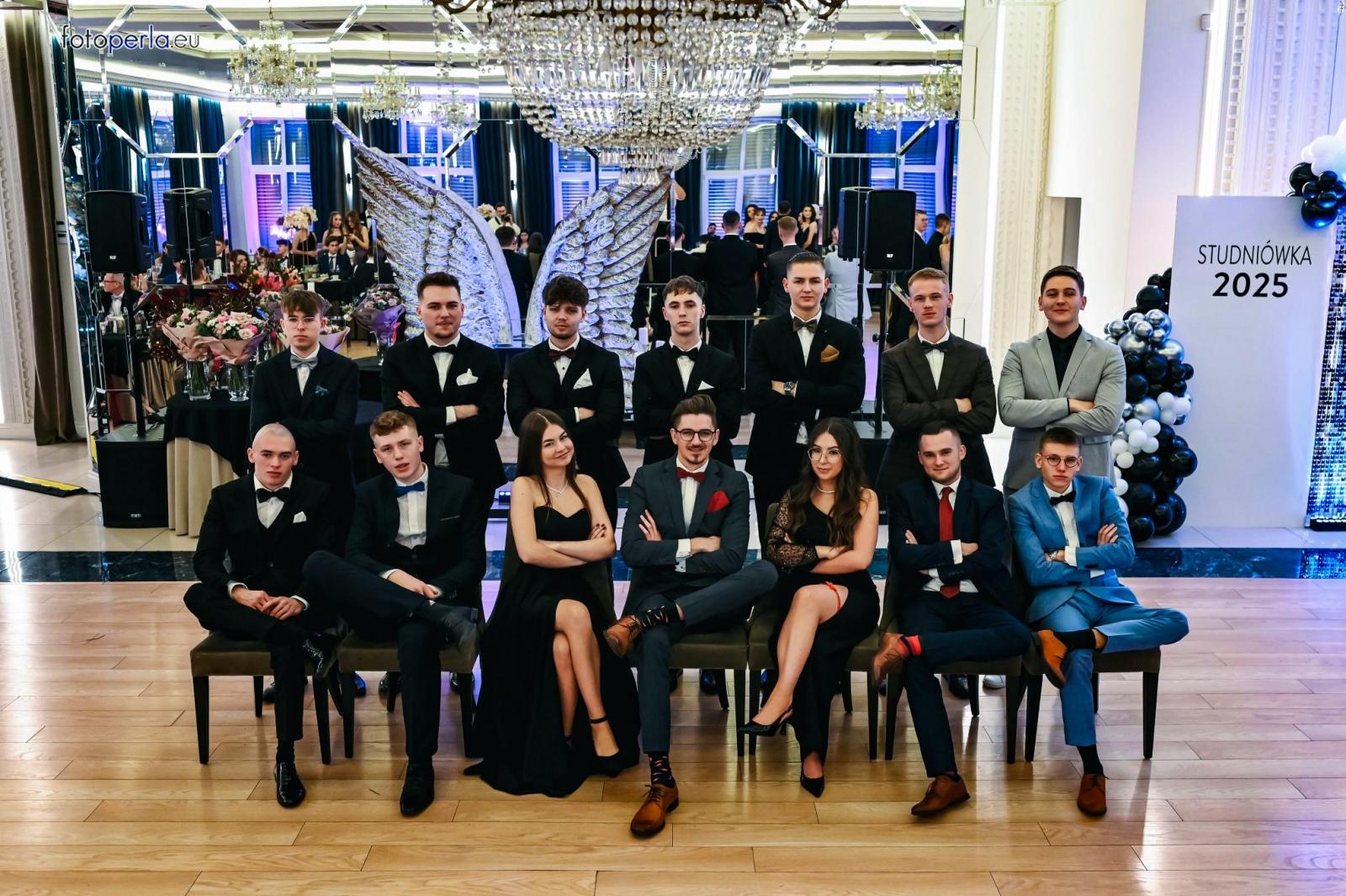 Zdjęcie w galerii na portalu naszraciborz.pl: Szampańska zabawa CKZiU nr 1 na studniówce w Rege w Bieńkowicach [FOTO i WIDEO] wiadomości z regionu