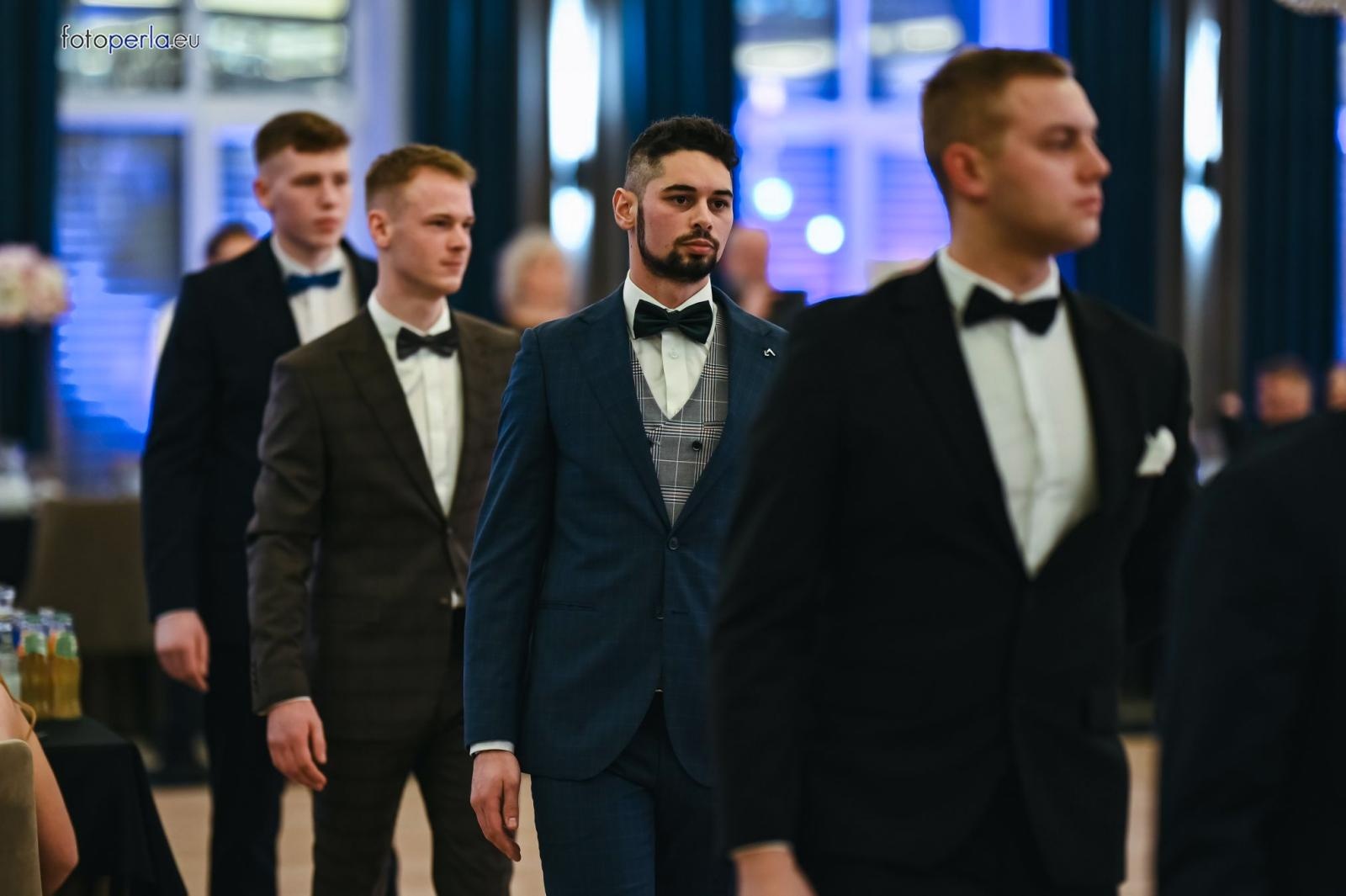 Zdjęcie w galerii na portalu naszraciborz.pl: Szampańska zabawa CKZiU nr 1 na studniówce w Rege w Bieńkowicach [FOTO i WIDEO] wiadomości z regionu