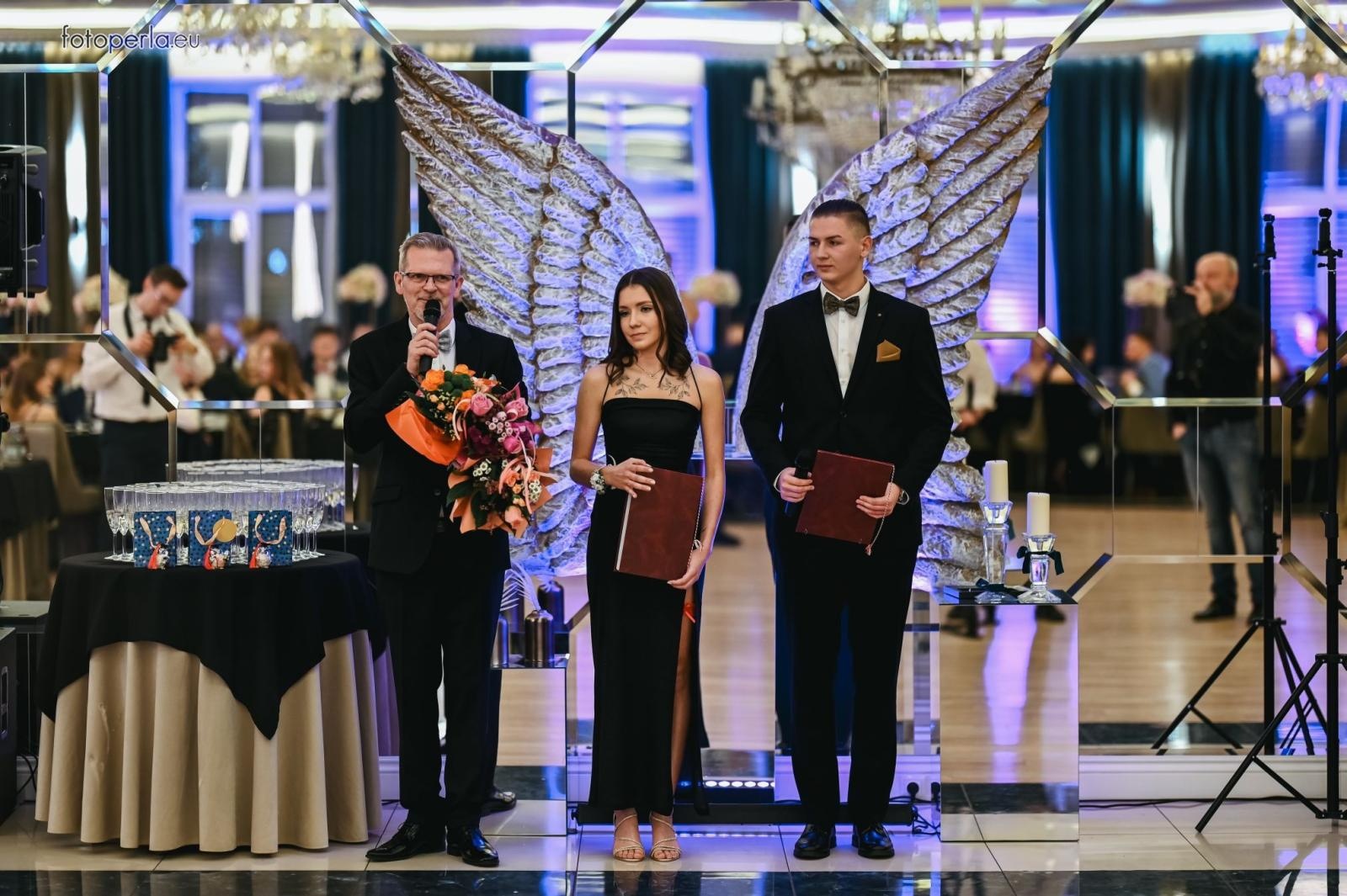 Zdjęcie w galerii na portalu naszraciborz.pl: Szampańska zabawa CKZiU nr 1 na studniówce w Rege w Bieńkowicach [FOTO i WIDEO] wiadomości z regionu