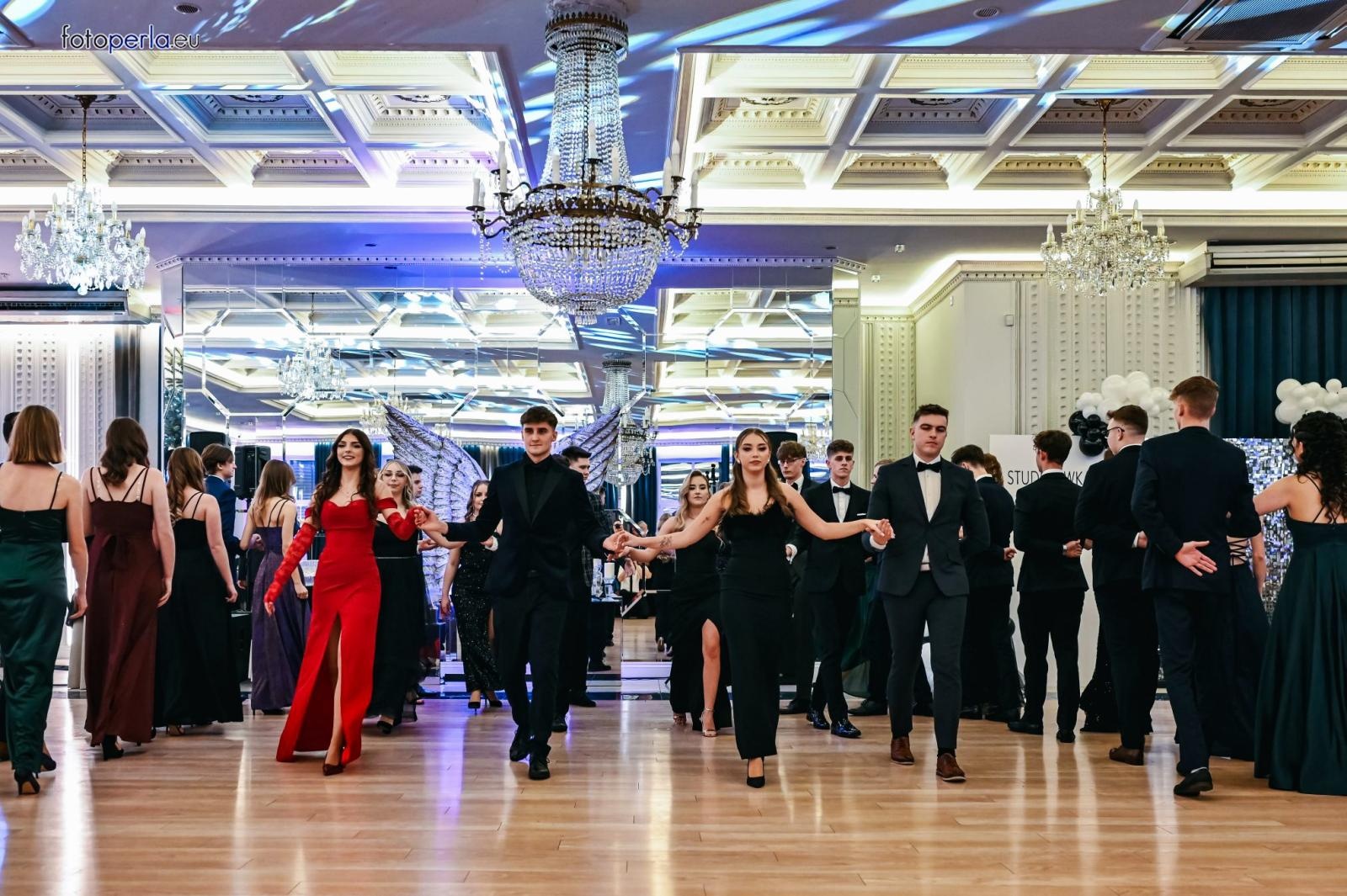 Zdjęcie w galerii na portalu naszraciborz.pl: Szampańska zabawa CKZiU nr 1 na studniówce w Rege w Bieńkowicach [FOTO i WIDEO] wiadomości z regionu