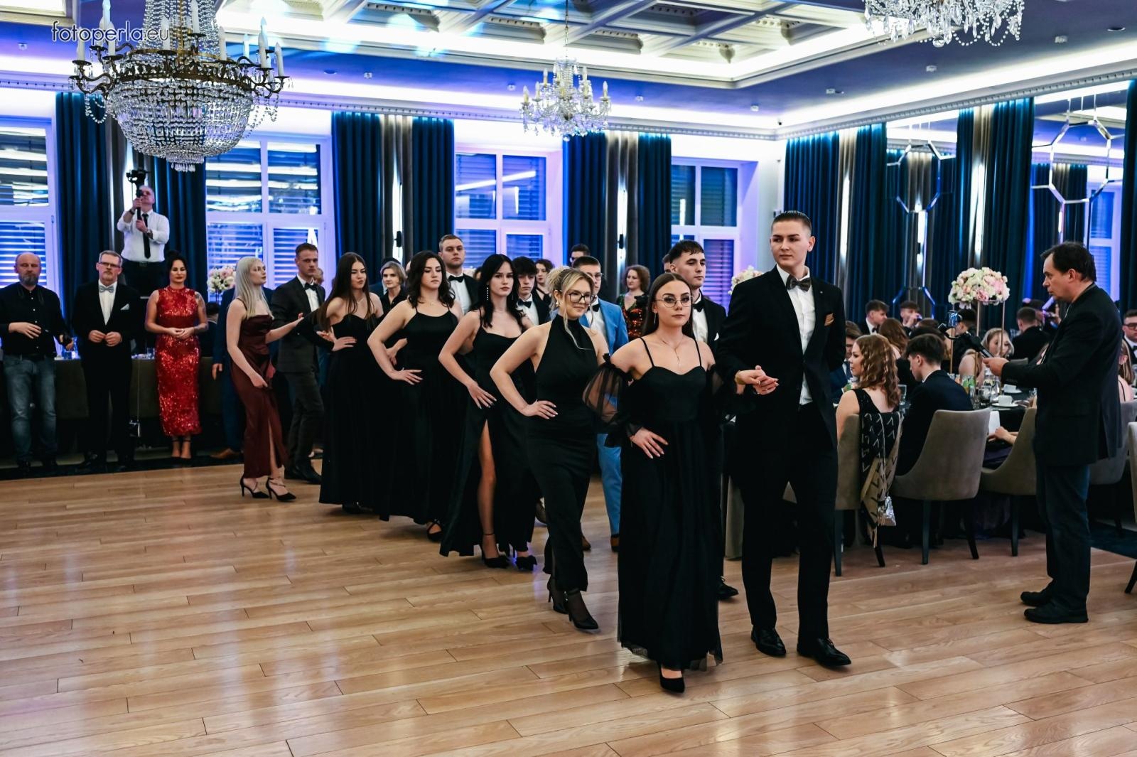 Zdjęcie w galerii na portalu naszraciborz.pl: Szampańska zabawa CKZiU nr 1 na studniówce w Rege w Bieńkowicach [FOTO i WIDEO] wiadomości z regionu