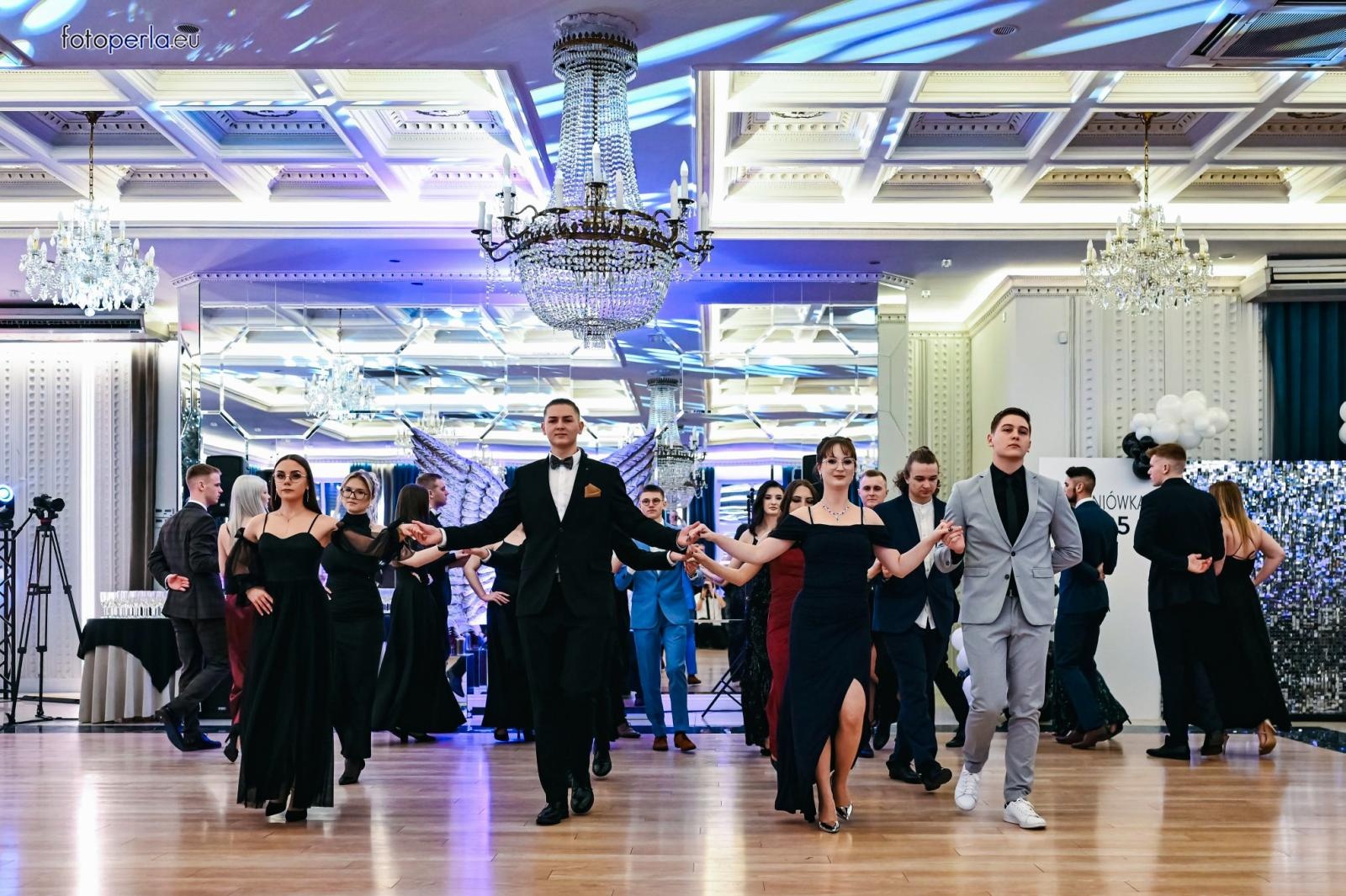 Zdjęcie w galerii na portalu naszraciborz.pl: Szampańska zabawa CKZiU nr 1 na studniówce w Rege w Bieńkowicach [FOTO i WIDEO] wiadomości z regionu