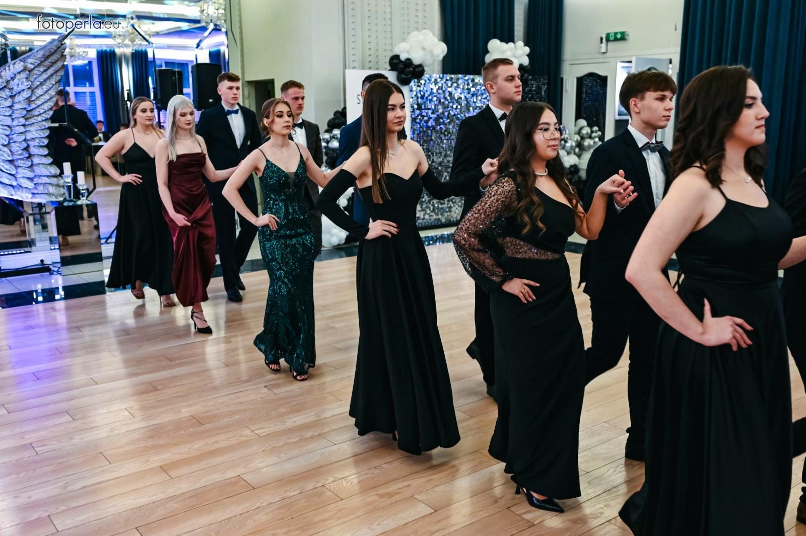 Zdjęcie w galerii na portalu naszraciborz.pl: Szampańska zabawa CKZiU nr 1 na studniówce w Rege w Bieńkowicach [FOTO i WIDEO] wiadomości z regionu