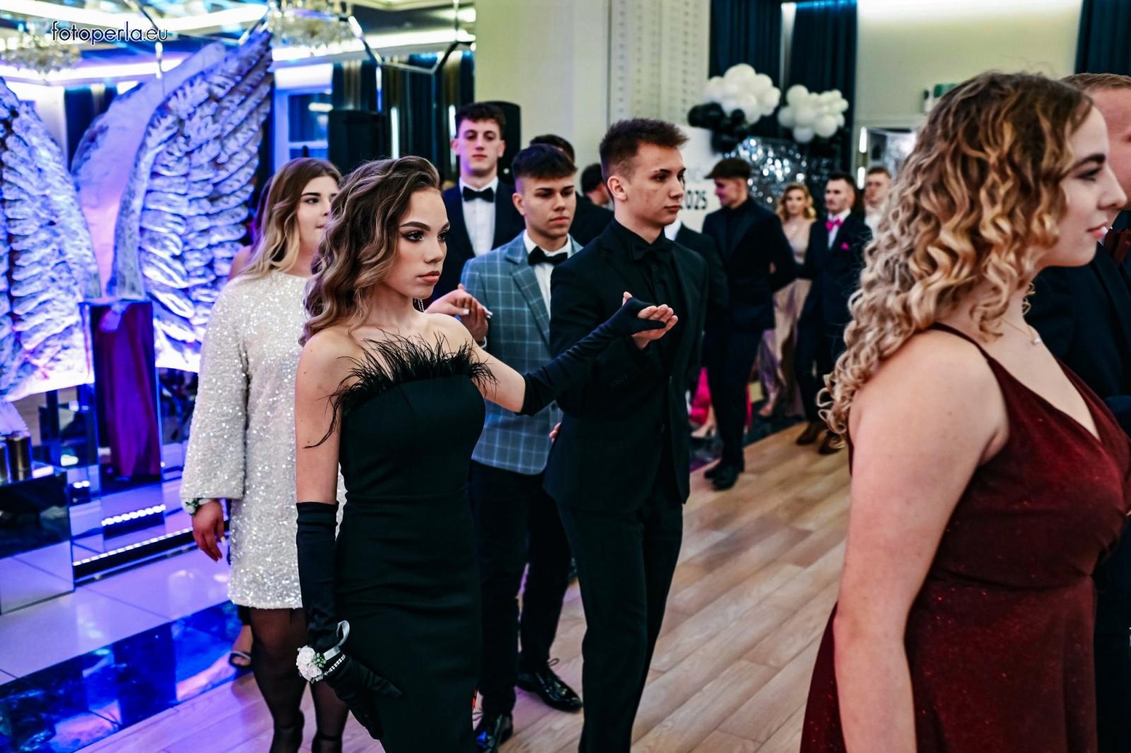 Zdjęcie w galerii na portalu naszraciborz.pl: Szampańska zabawa CKZiU nr 1 na studniówce w Rege w Bieńkowicach [FOTO i WIDEO] wiadomości z regionu