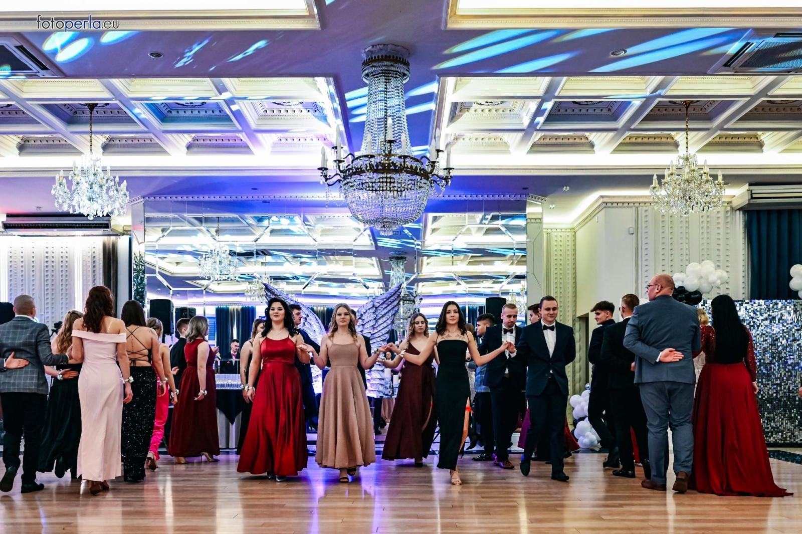 Zdjęcie w galerii na portalu naszraciborz.pl: Szampańska zabawa CKZiU nr 1 na studniówce w Rege w Bieńkowicach [FOTO i WIDEO] wiadomości z regionu