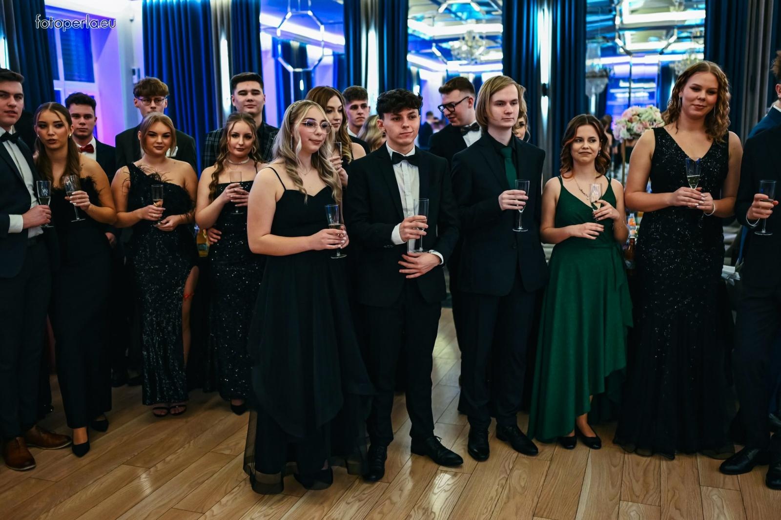 Zdjęcie w galerii na portalu naszraciborz.pl: Szampańska zabawa CKZiU nr 1 na studniówce w Rege w Bieńkowicach [FOTO i WIDEO] wiadomości z regionu