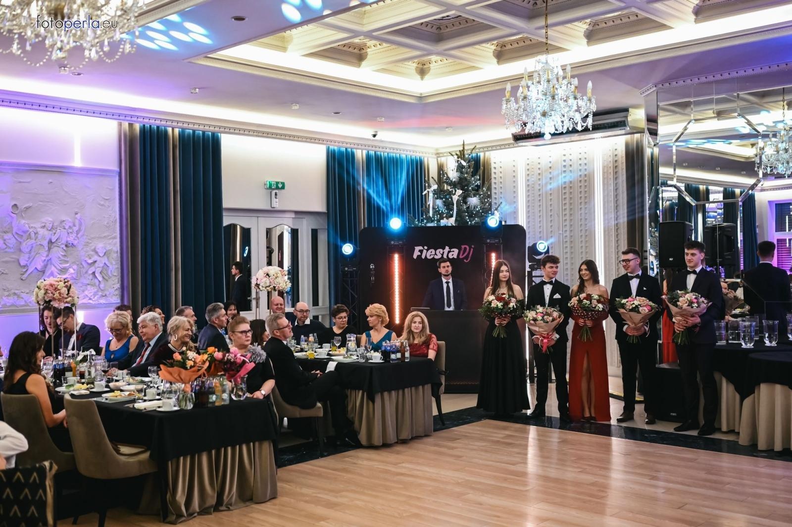 Zdjęcie w galerii na portalu naszraciborz.pl: Szampańska zabawa CKZiU nr 1 na studniówce w Rege w Bieńkowicach [FOTO i WIDEO] wiadomości z regionu