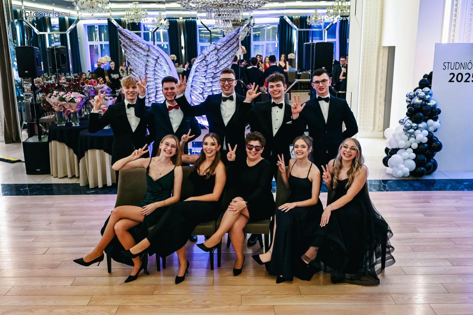 Zdjęcie w galerii na portalu naszraciborz.pl: Szampańska zabawa CKZiU nr 1 na studniówce w Rege w Bieńkowicach [FOTO i WIDEO] wiadomości z regionu