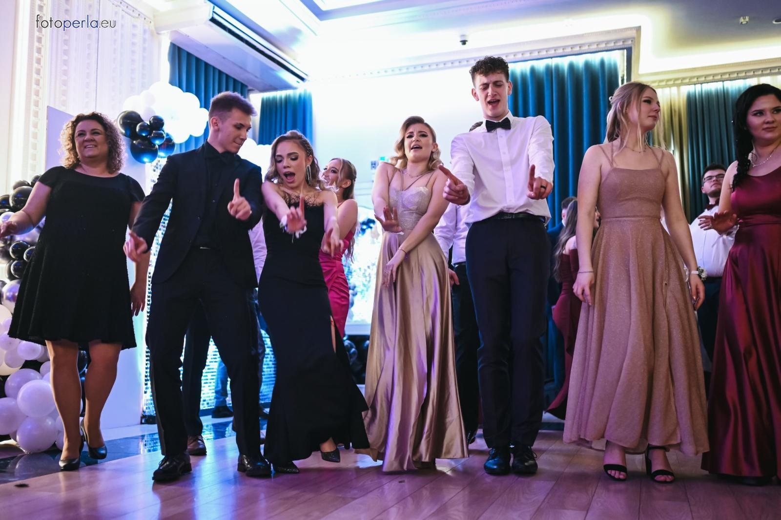 Zdjęcie w galerii na portalu naszraciborz.pl: Szampańska zabawa CKZiU nr 1 na studniówce w Rege w Bieńkowicach [FOTO i WIDEO] wiadomości z regionu