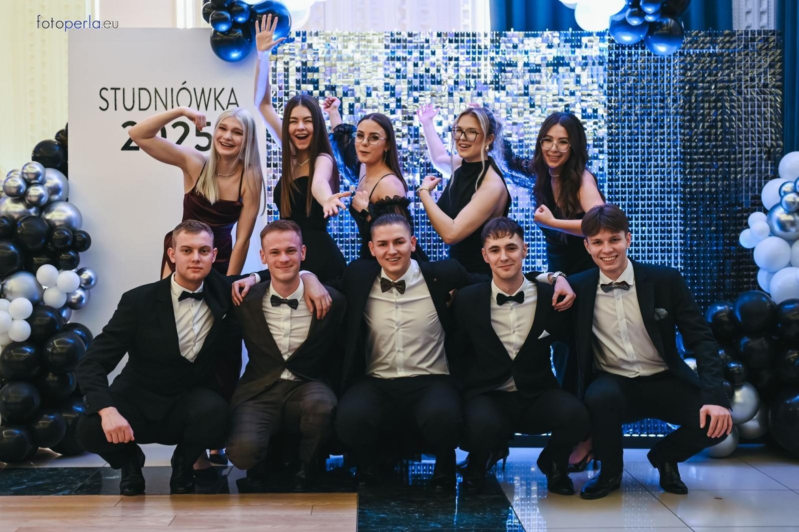 Zdjęcie w galerii na portalu naszraciborz.pl: Szampańska zabawa CKZiU nr 1 na studniówce w Rege w Bieńkowicach [FOTO i WIDEO] wiadomości z regionu