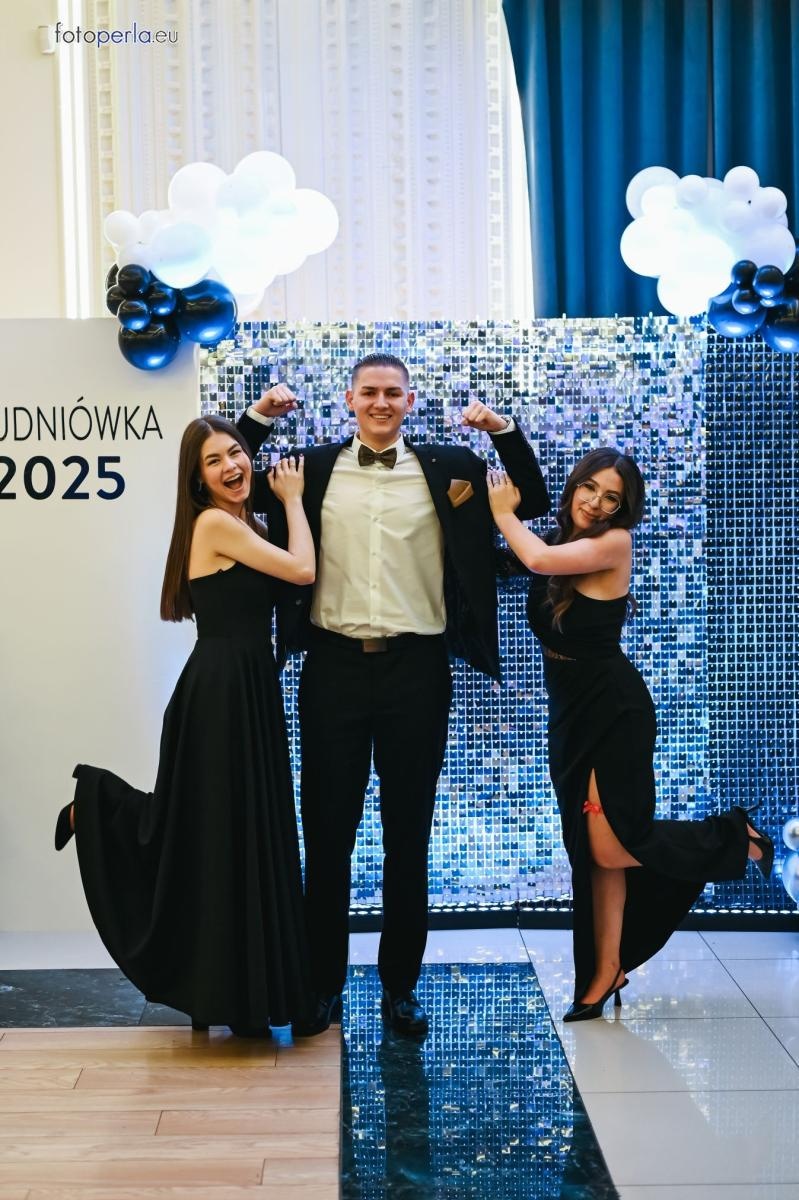 Zdjęcie w galerii na portalu naszraciborz.pl: Szampańska zabawa CKZiU nr 1 na studniówce w Rege w Bieńkowicach [FOTO i WIDEO] wiadomości z regionu