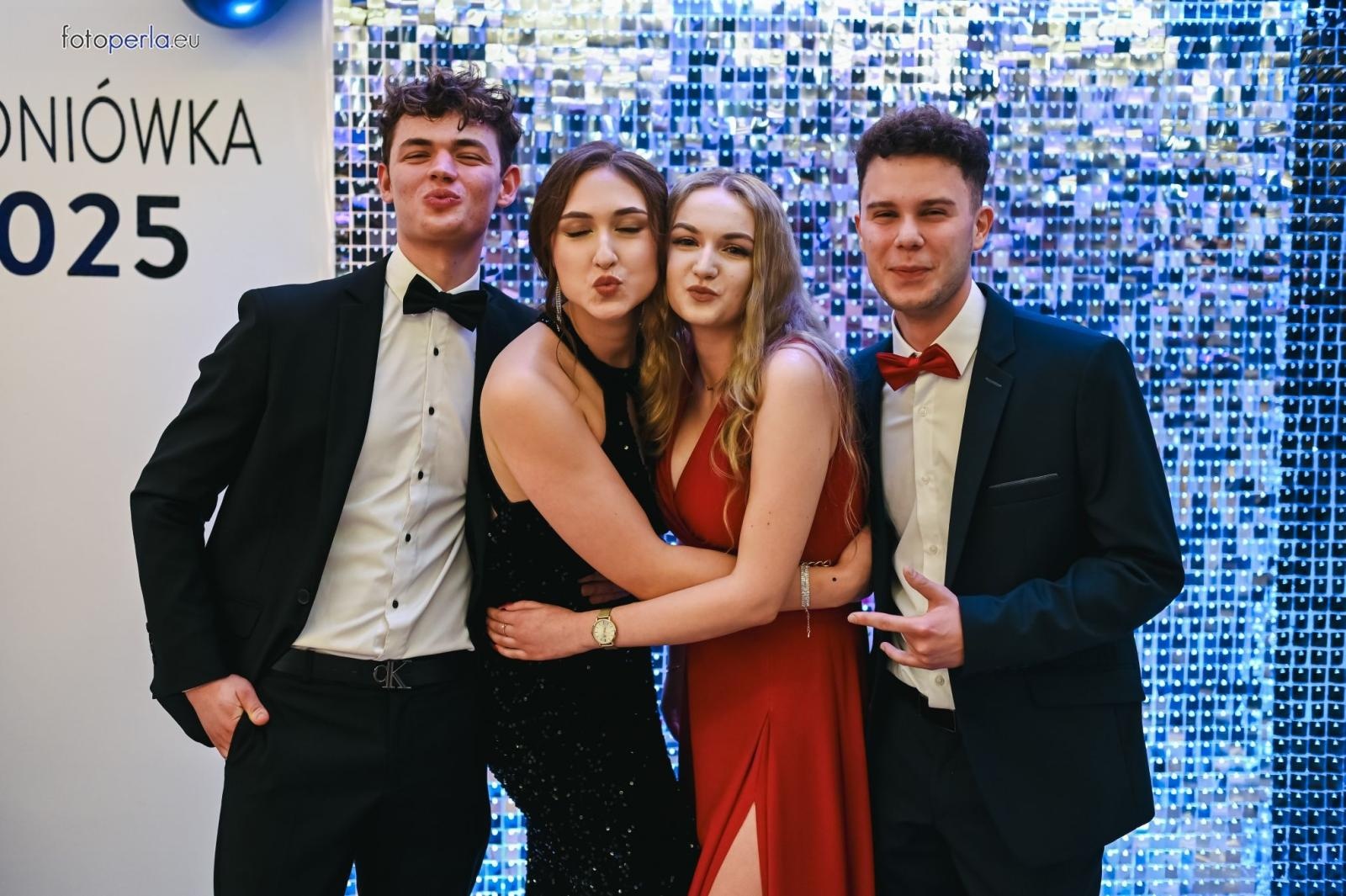 Zdjęcie w galerii na portalu naszraciborz.pl: Szampańska zabawa CKZiU nr 1 na studniówce w Rege w Bieńkowicach [FOTO i WIDEO] wiadomości z regionu