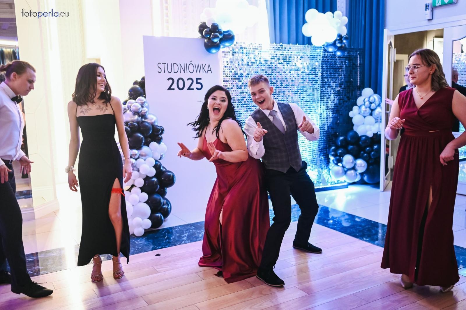 Zdjęcie w galerii na portalu naszraciborz.pl: Szampańska zabawa CKZiU nr 1 na studniówce w Rege w Bieńkowicach [FOTO i WIDEO] wiadomości z regionu