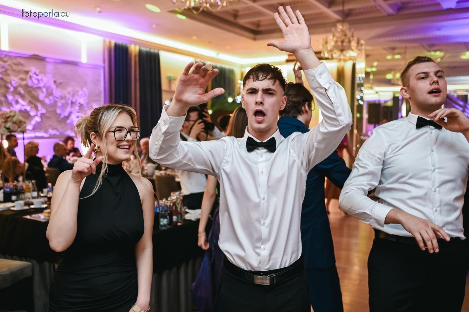 Zdjęcie w galerii na portalu naszraciborz.pl: Szampańska zabawa CKZiU nr 1 na studniówce w Rege w Bieńkowicach [FOTO i WIDEO] wiadomości z regionu