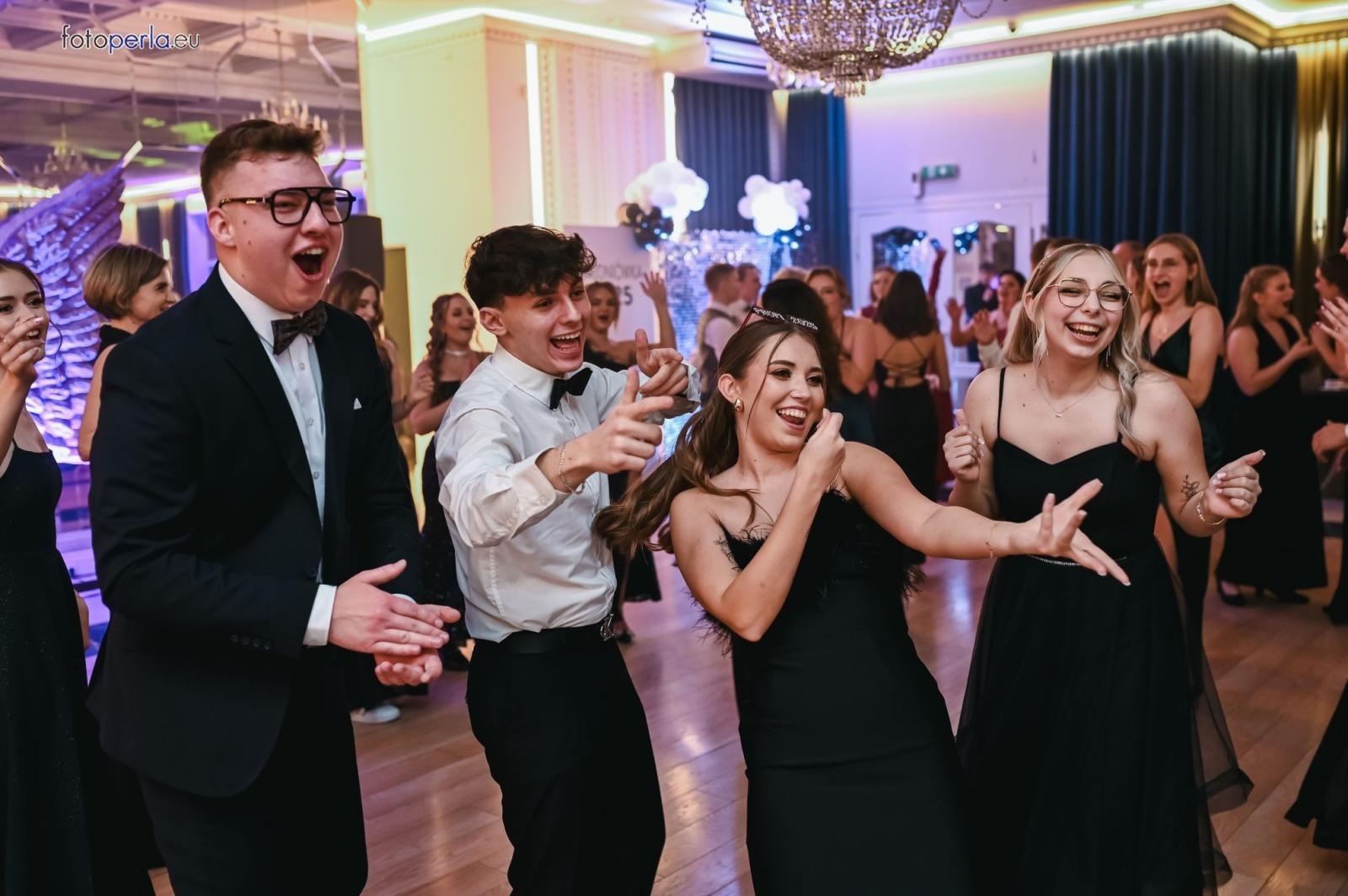 Zdjęcie w galerii na portalu naszraciborz.pl: Szampańska zabawa CKZiU nr 1 na studniówce w Rege w Bieńkowicach [FOTO i WIDEO] wiadomości z regionu