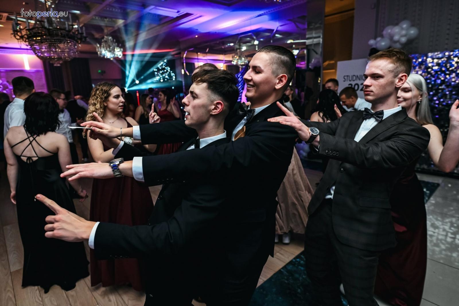 Zdjęcie w galerii na portalu naszraciborz.pl: Szampańska zabawa CKZiU nr 1 na studniówce w Rege w Bieńkowicach [FOTO i WIDEO] wiadomości z regionu