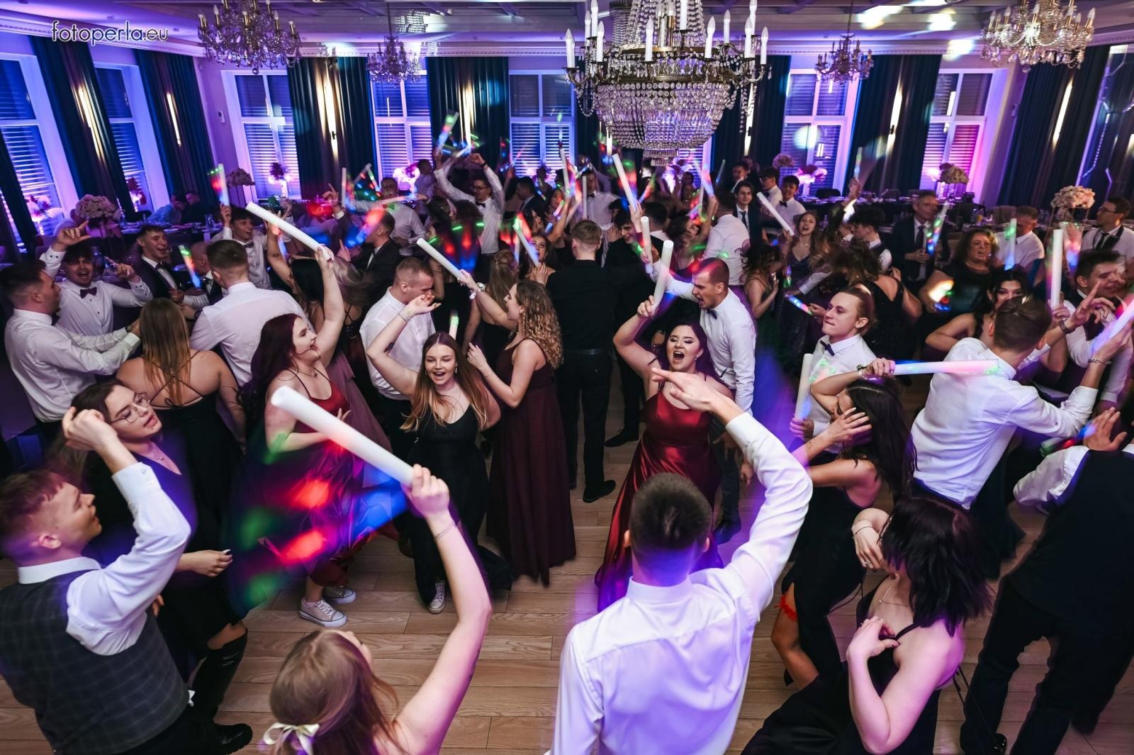 Zdjęcie w galerii na portalu naszraciborz.pl: Szampańska zabawa CKZiU nr 1 na studniówce w Rege w Bieńkowicach [FOTO i WIDEO] wiadomości z regionu