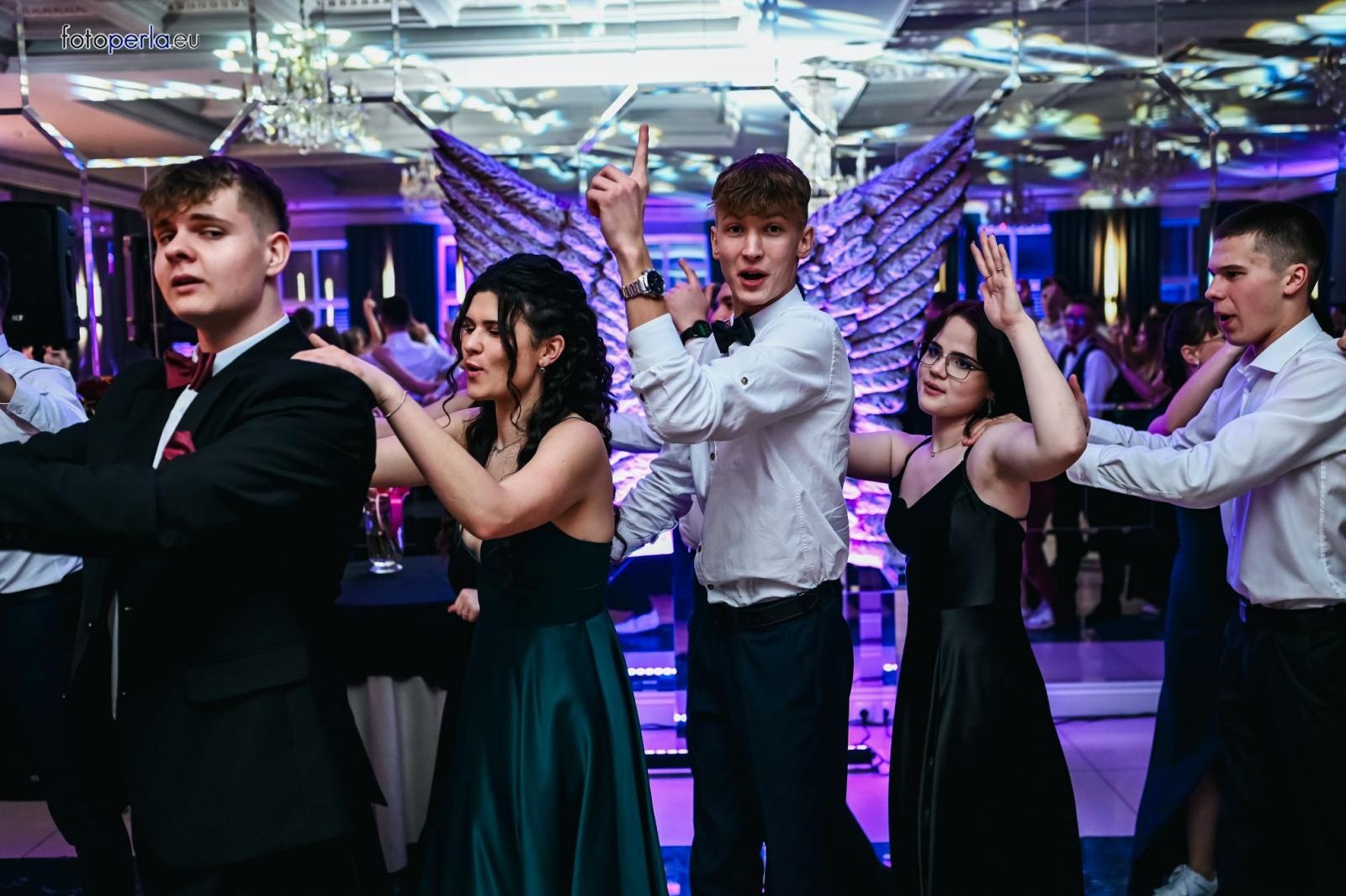 Zdjęcie w galerii na portalu naszraciborz.pl: Szampańska zabawa CKZiU nr 1 na studniówce w Rege w Bieńkowicach [FOTO i WIDEO] wiadomości z regionu