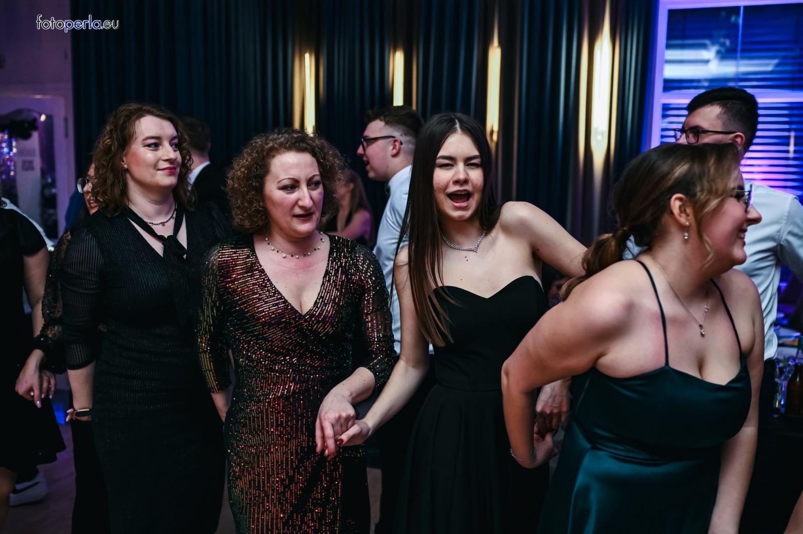 Zdjęcie w galerii na portalu naszraciborz.pl: Szampańska zabawa CKZiU nr 1 na studniówce w Rege w Bieńkowicach [FOTO i WIDEO] wiadomości z regionu