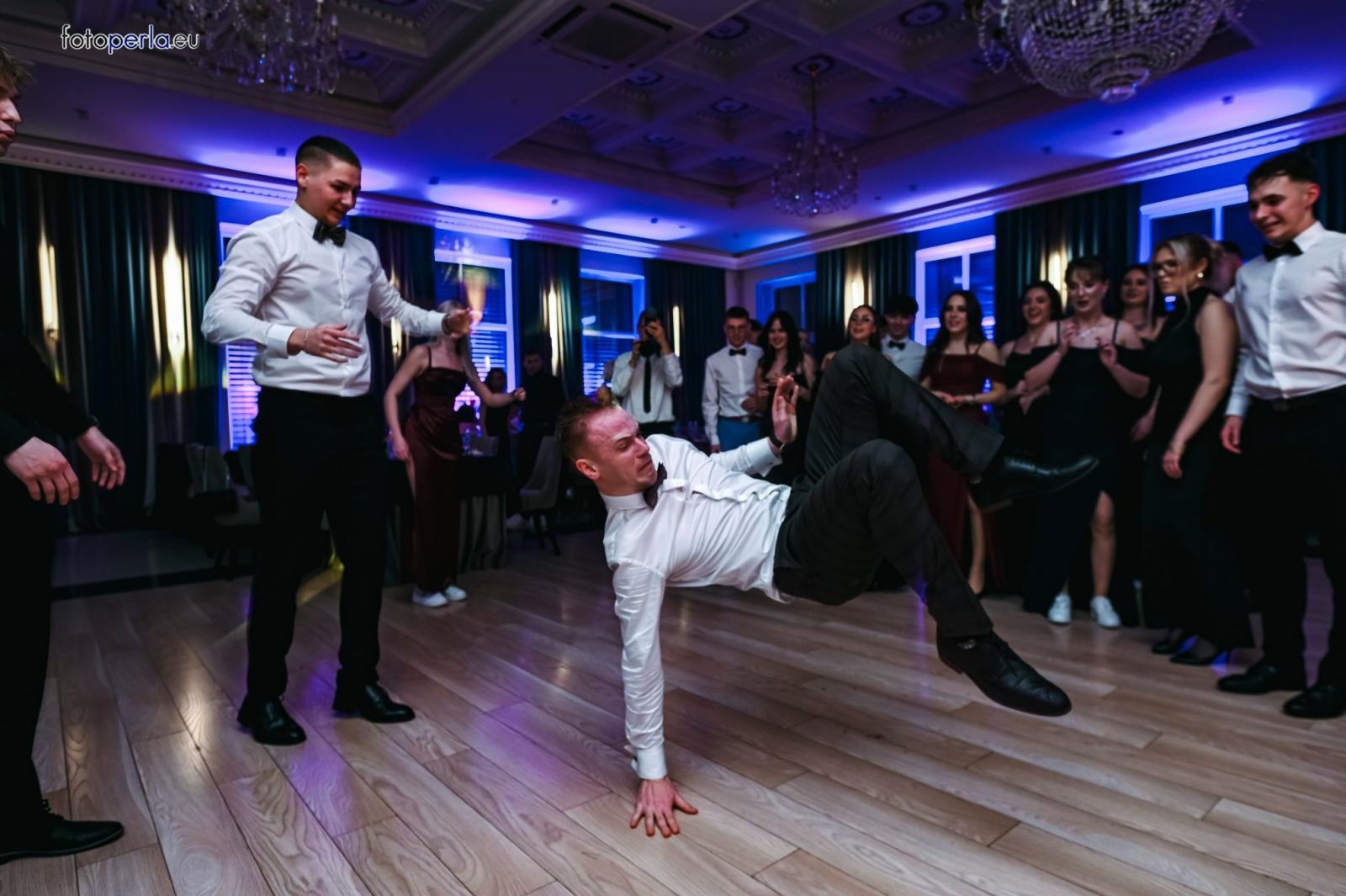 Zdjęcie w galerii na portalu naszraciborz.pl: Szampańska zabawa CKZiU nr 1 na studniówce w Rege w Bieńkowicach [FOTO i WIDEO] wiadomości z regionu