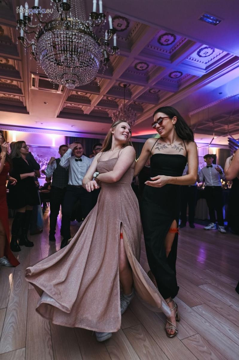 Zdjęcie w galerii na portalu naszraciborz.pl: Szampańska zabawa CKZiU nr 1 na studniówce w Rege w Bieńkowicach [FOTO i WIDEO] wiadomości z regionu