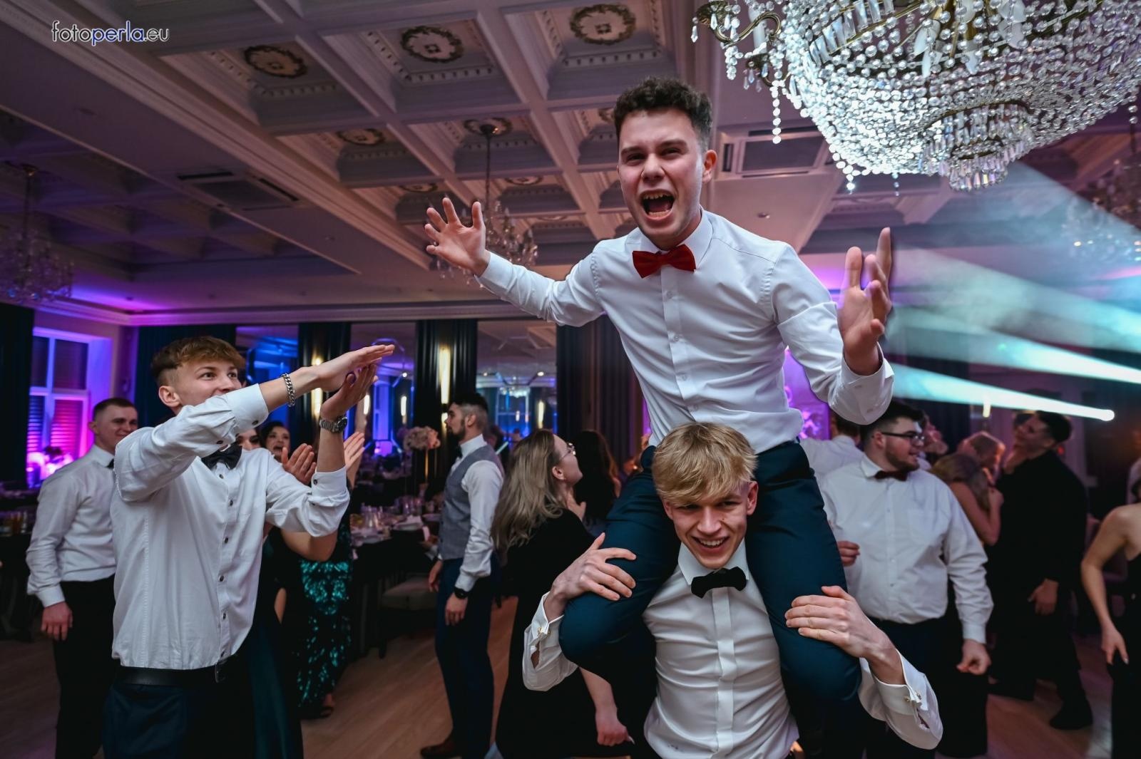 Zdjęcie w galerii na portalu naszraciborz.pl: Szampańska zabawa CKZiU nr 1 na studniówce w Rege w Bieńkowicach [FOTO i WIDEO] wiadomości z regionu