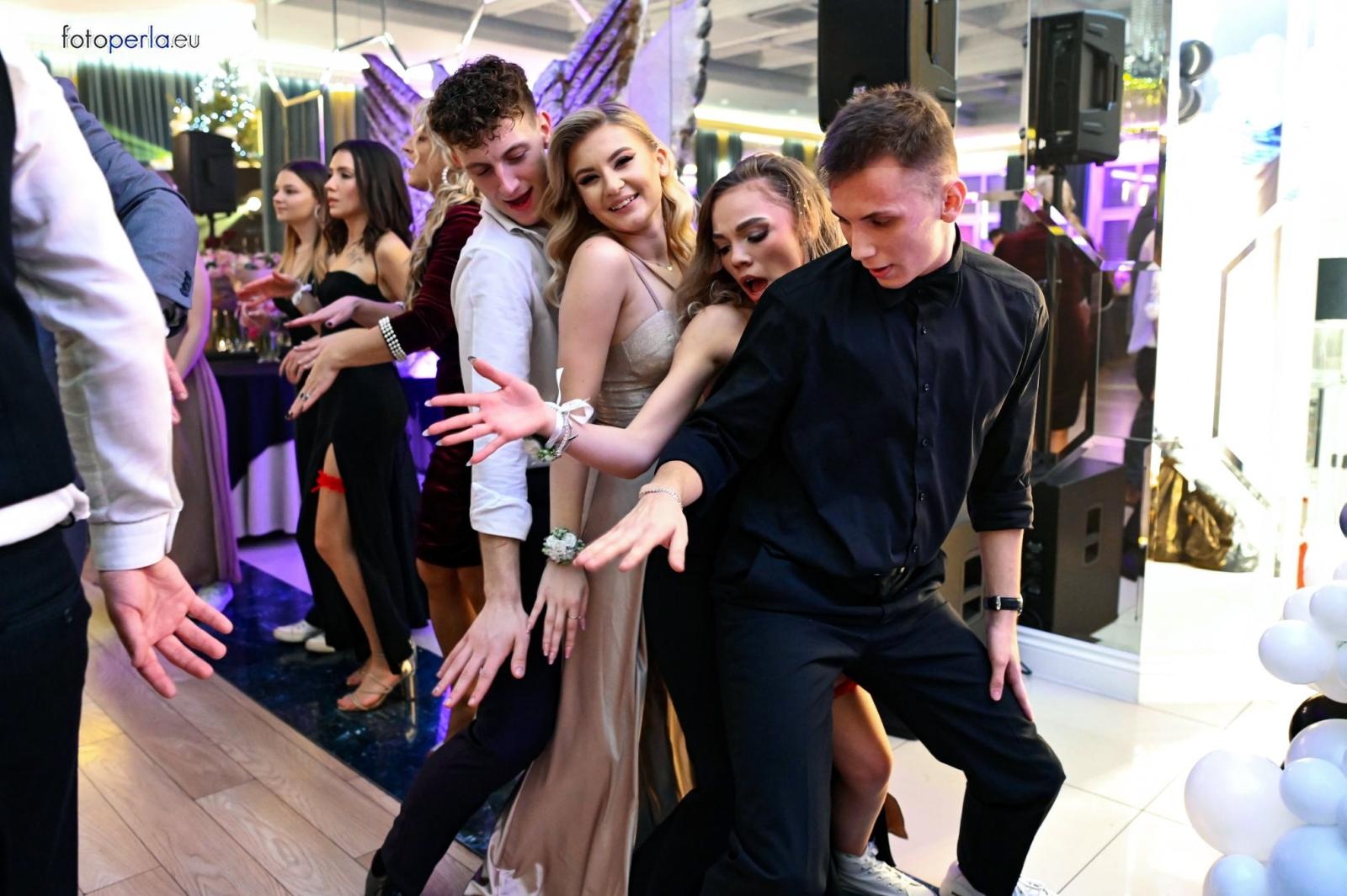 Zdjęcie w galerii na portalu naszraciborz.pl: Szampańska zabawa CKZiU nr 1 na studniówce w Rege w Bieńkowicach [FOTO i WIDEO] wiadomości z regionu