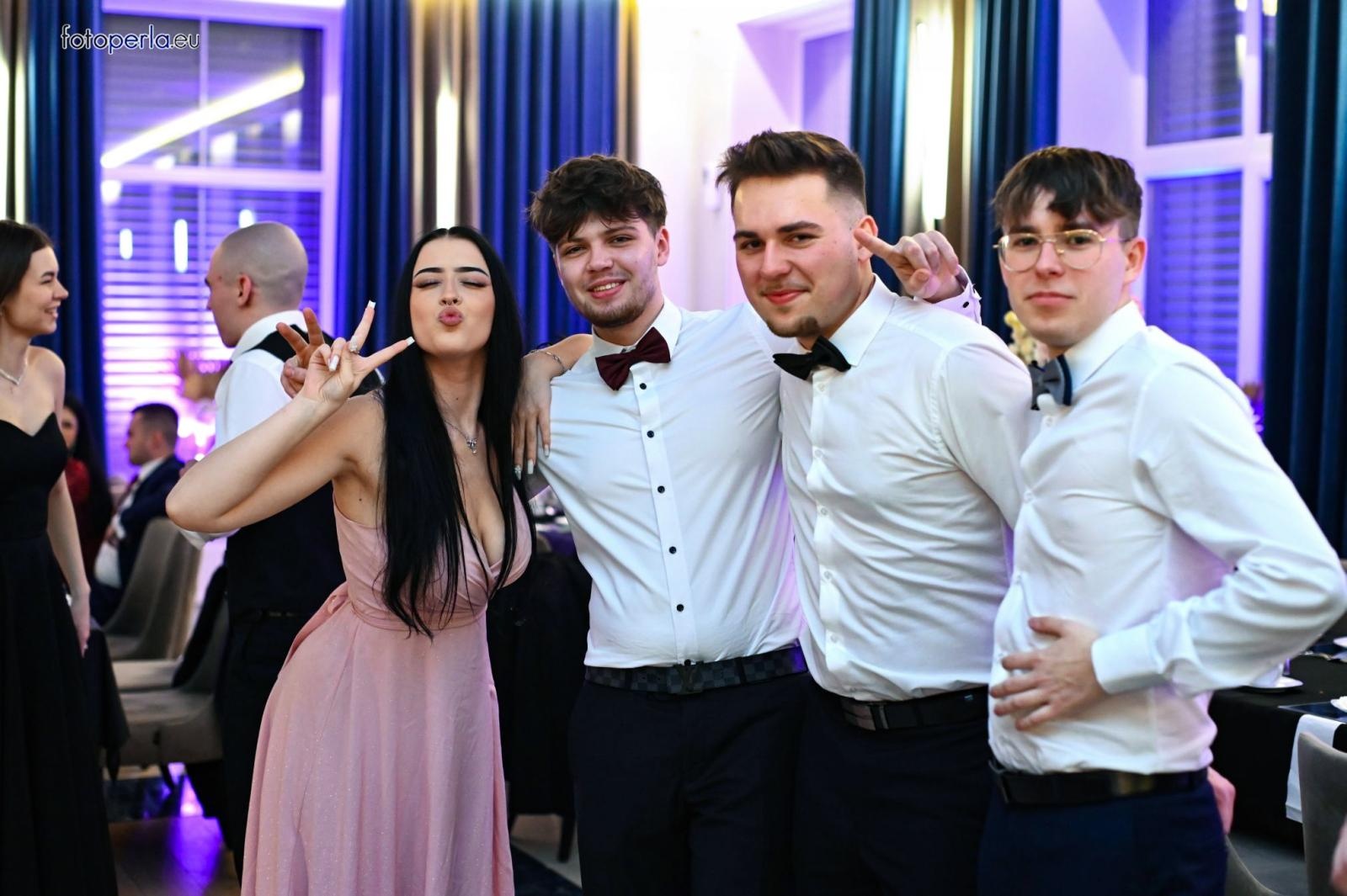 Zdjęcie w galerii na portalu naszraciborz.pl: Szampańska zabawa CKZiU nr 1 na studniówce w Rege w Bieńkowicach [FOTO i WIDEO] wiadomości z regionu