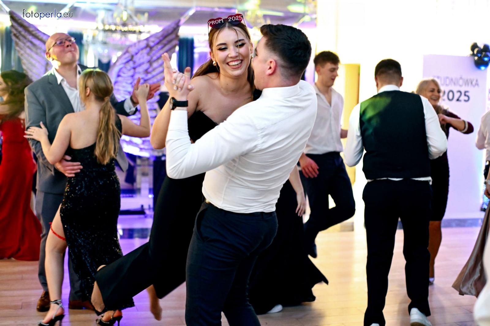 Zdjęcie w galerii na portalu naszraciborz.pl: Szampańska zabawa CKZiU nr 1 na studniówce w Rege w Bieńkowicach [FOTO i WIDEO] wiadomości z regionu