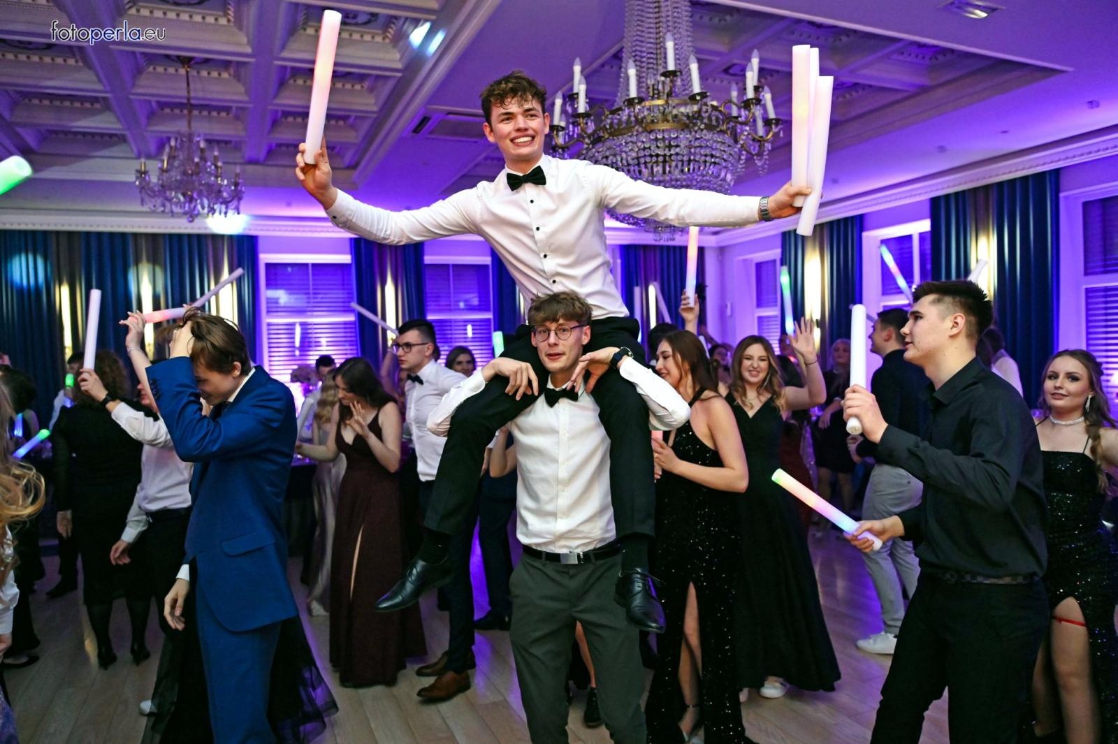 Zdjęcie w galerii na portalu naszraciborz.pl: Szampańska zabawa CKZiU nr 1 na studniówce w Rege w Bieńkowicach [FOTO i WIDEO] wiadomości z regionu