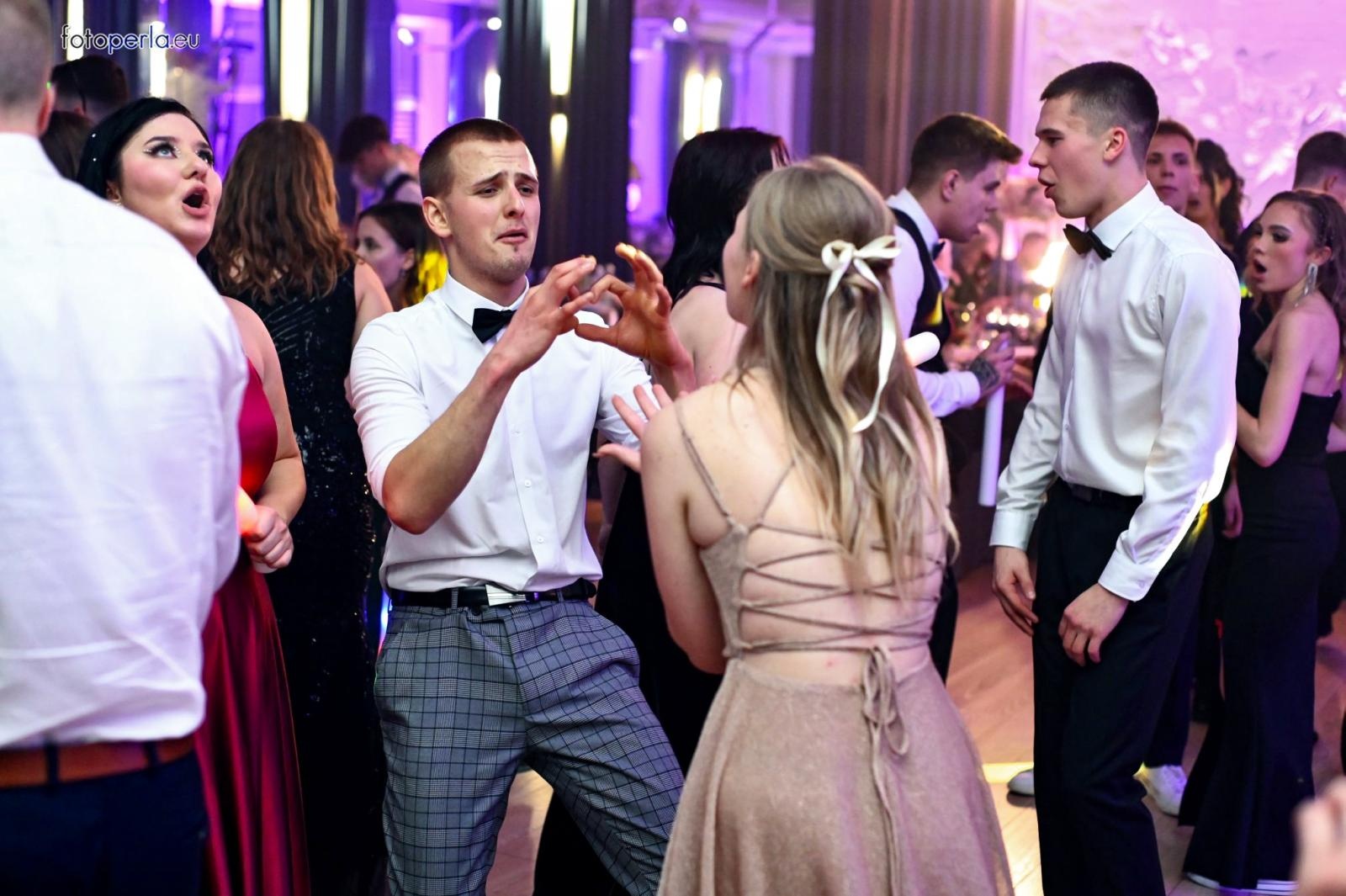 Zdjęcie w galerii na portalu naszraciborz.pl: Szampańska zabawa CKZiU nr 1 na studniówce w Rege w Bieńkowicach [FOTO i WIDEO] wiadomości z regionu