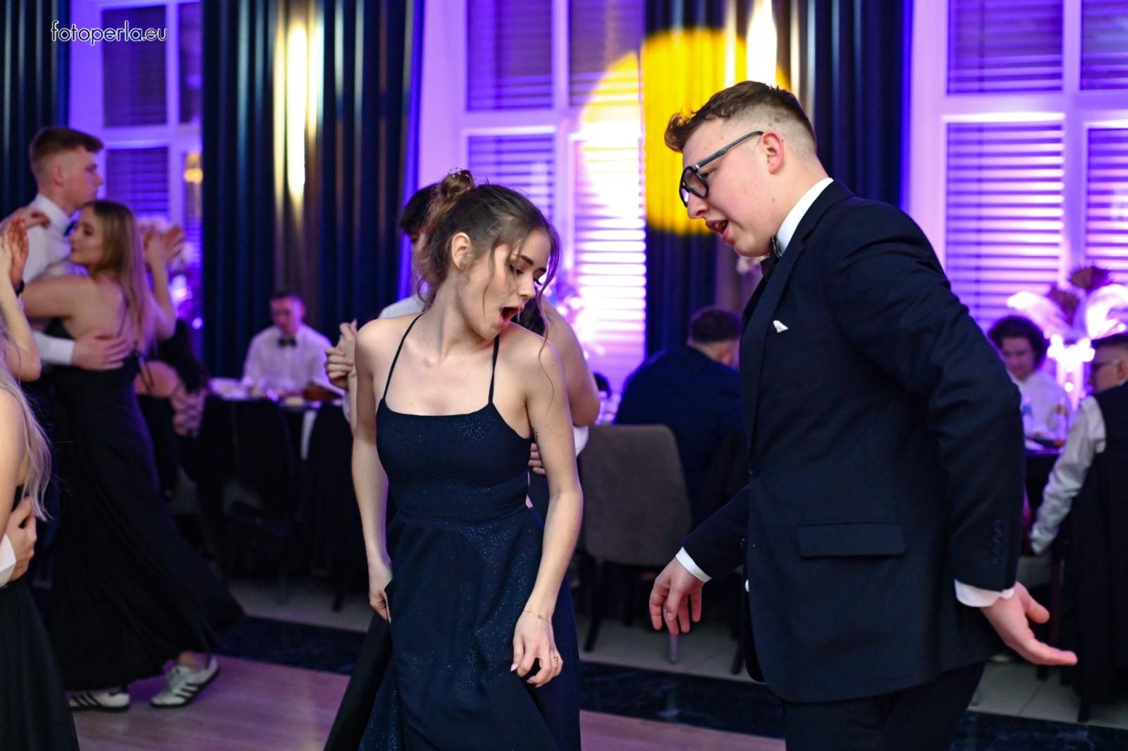 Zdjęcie w galerii na portalu naszraciborz.pl: Szampańska zabawa CKZiU nr 1 na studniówce w Rege w Bieńkowicach [FOTO i WIDEO] wiadomości z regionu