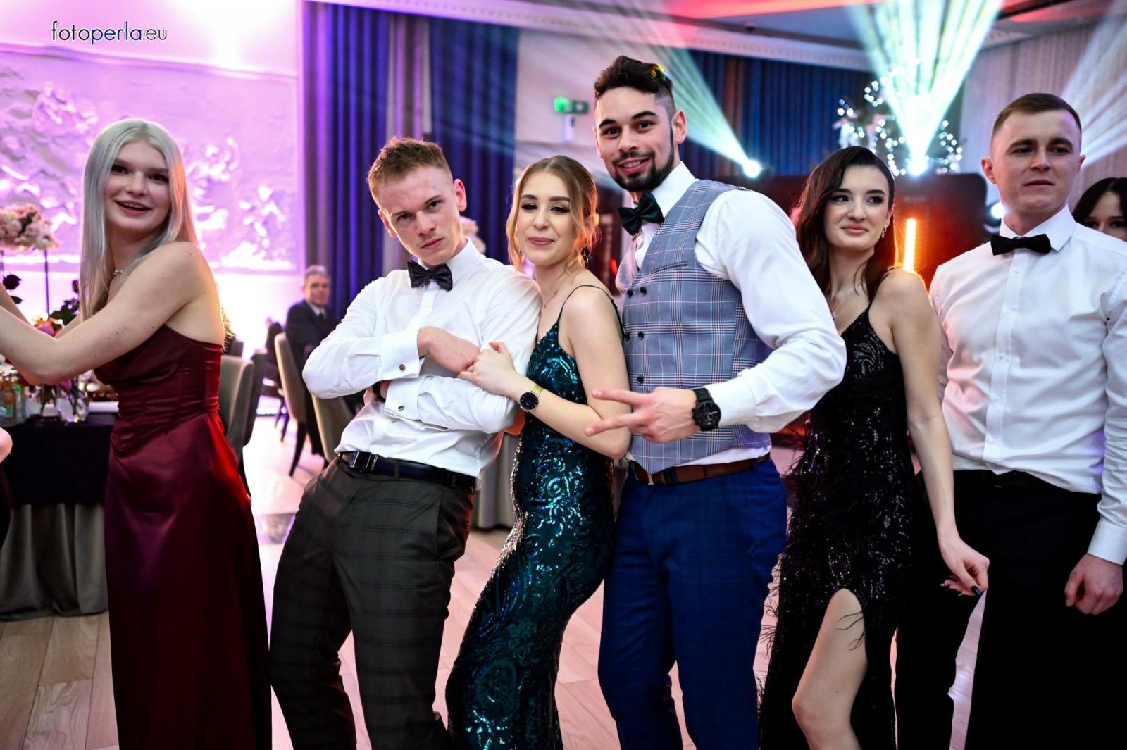 Zdjęcie w galerii na portalu naszraciborz.pl: Szampańska zabawa CKZiU nr 1 na studniówce w Rege w Bieńkowicach [FOTO i WIDEO] wiadomości z regionu